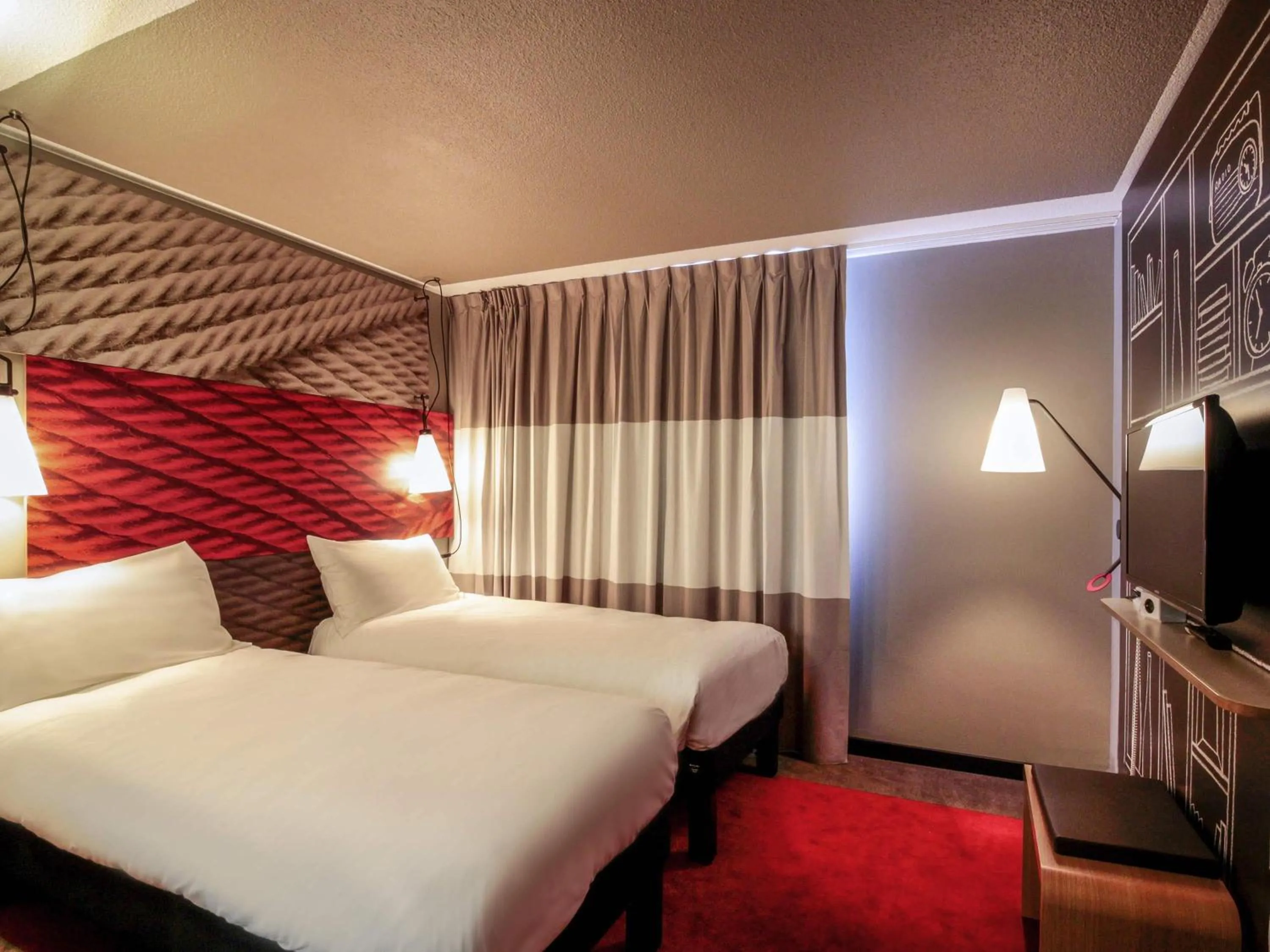 Bedroom, Bed in ibis Cahors