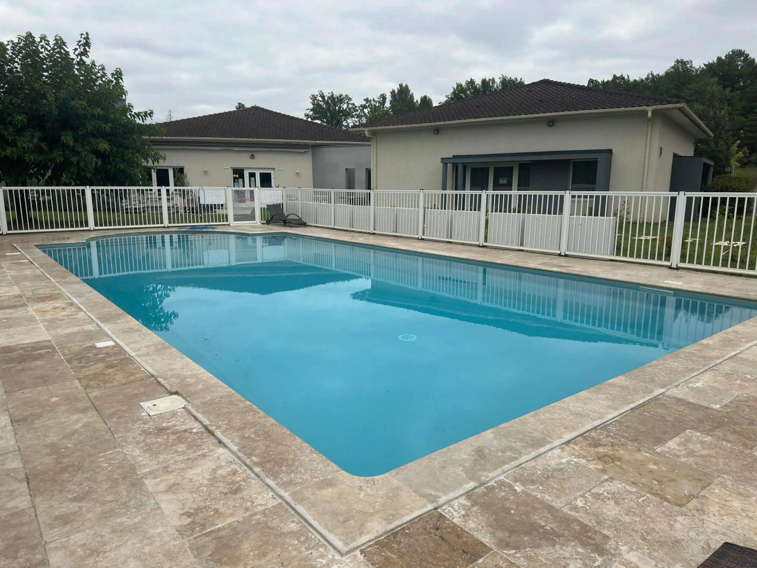 Pool view in ibis Cahors