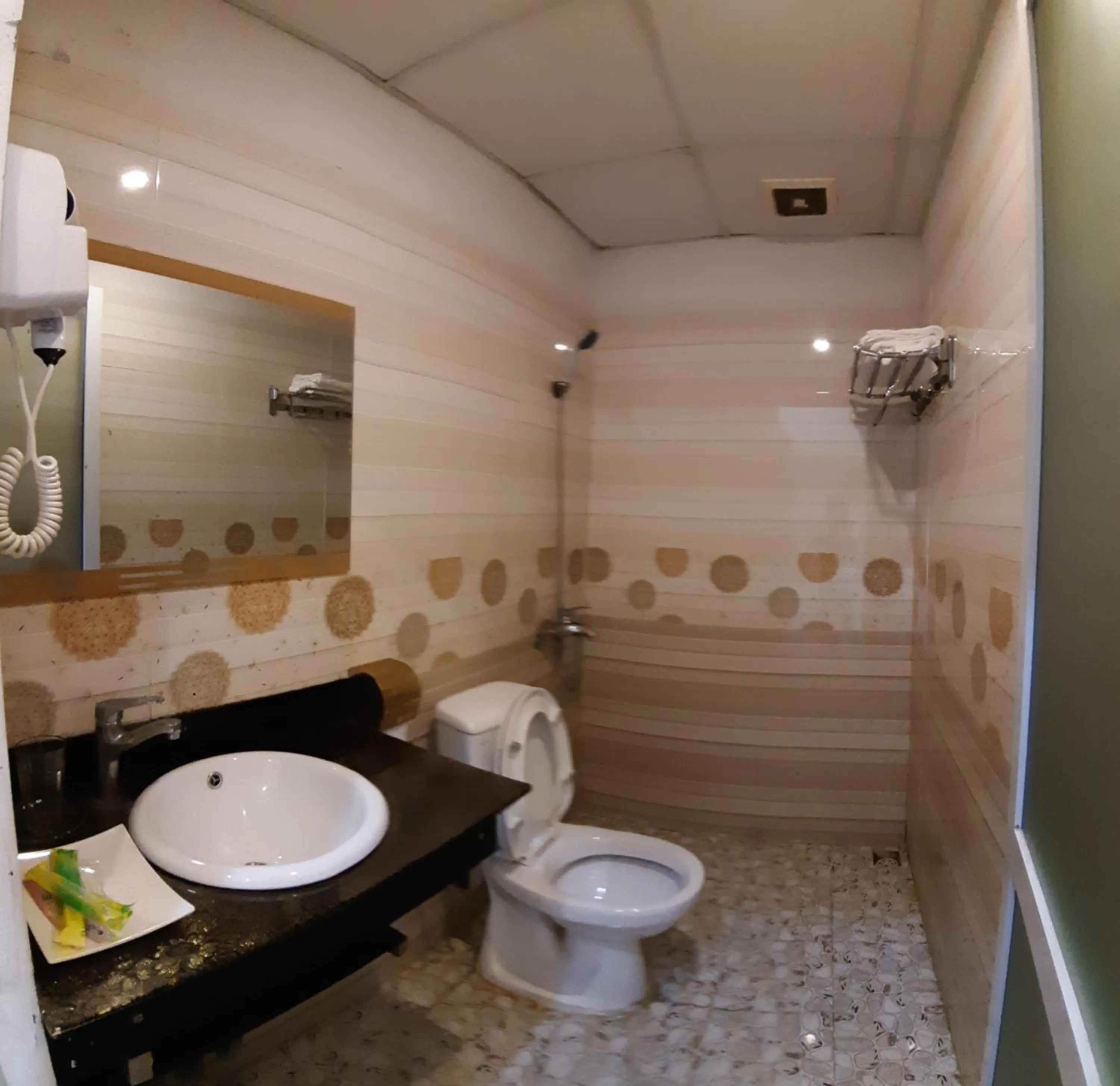 Shower in Dang Khoa Garden Inn