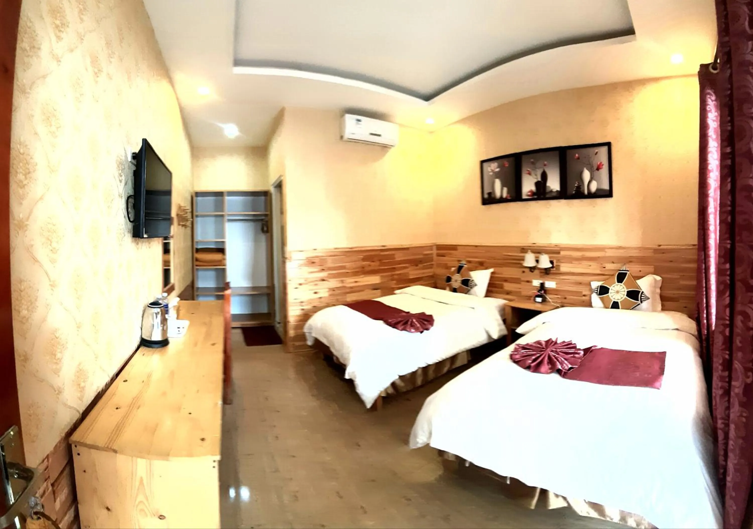 Photo of the whole room, Bed in Dang Khoa Garden Inn