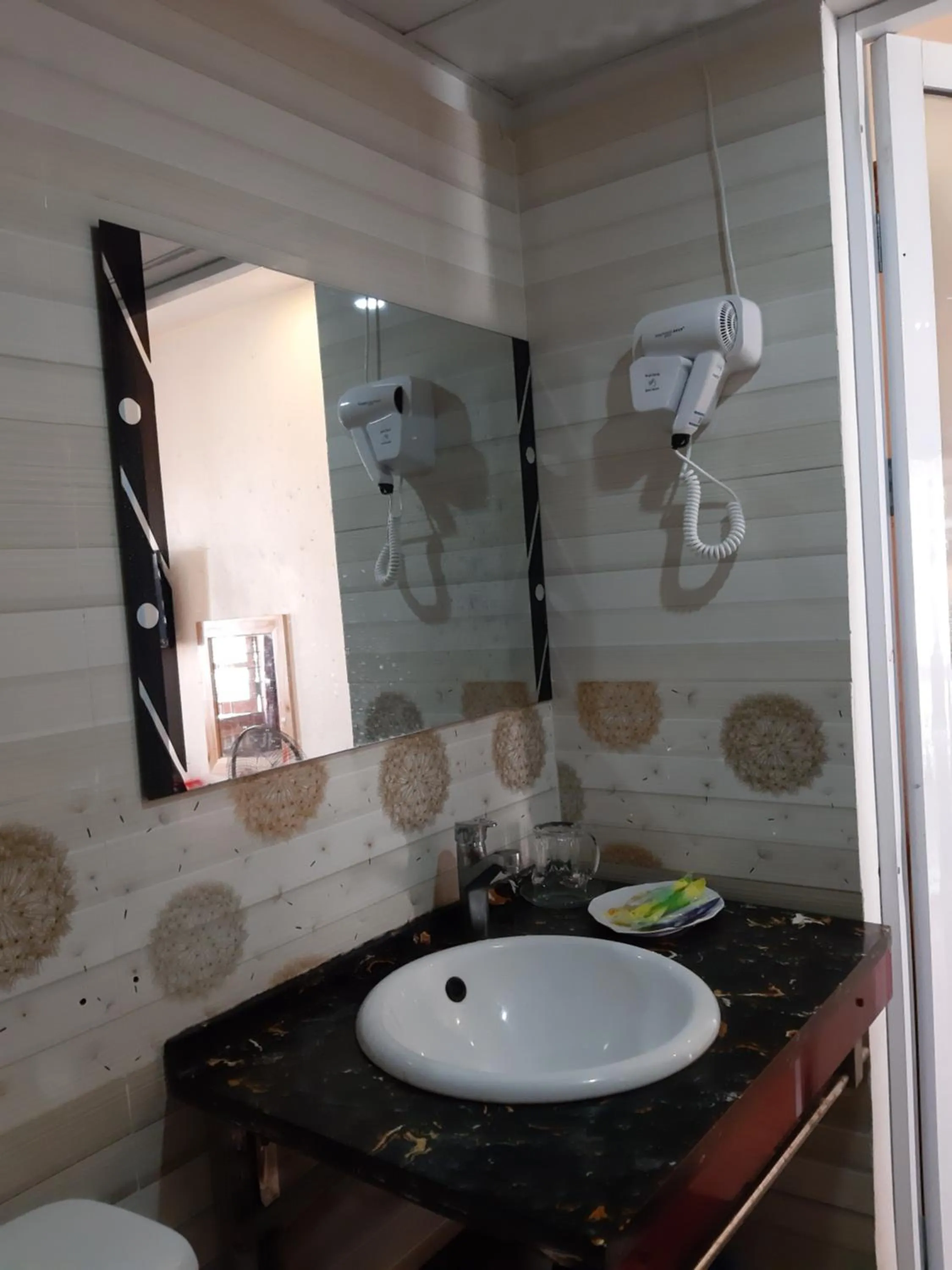 Shower in Dang Khoa Garden Inn