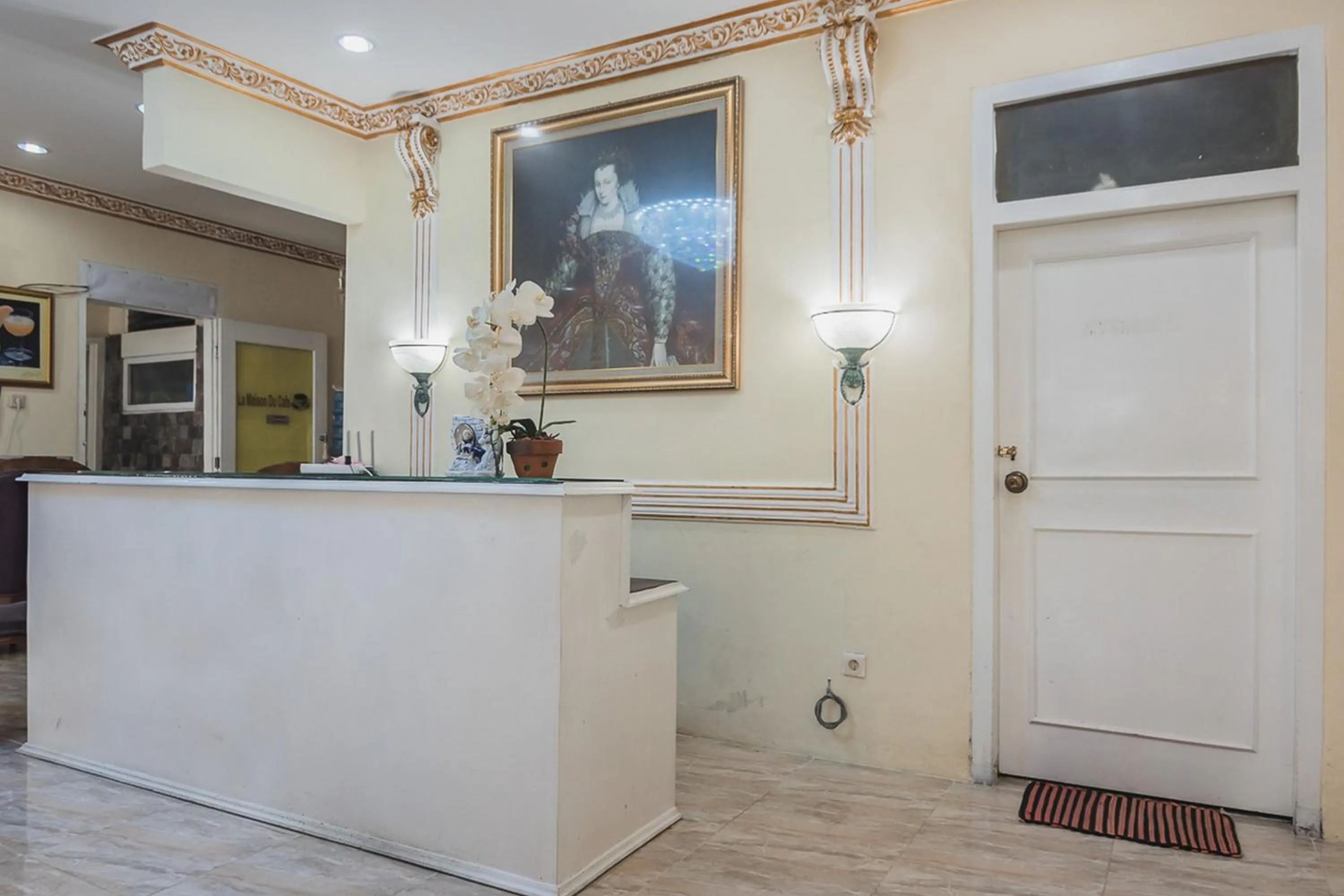 Lobby or reception in Urbanview Hotel Mon Bel Cibodas by RedDoorz