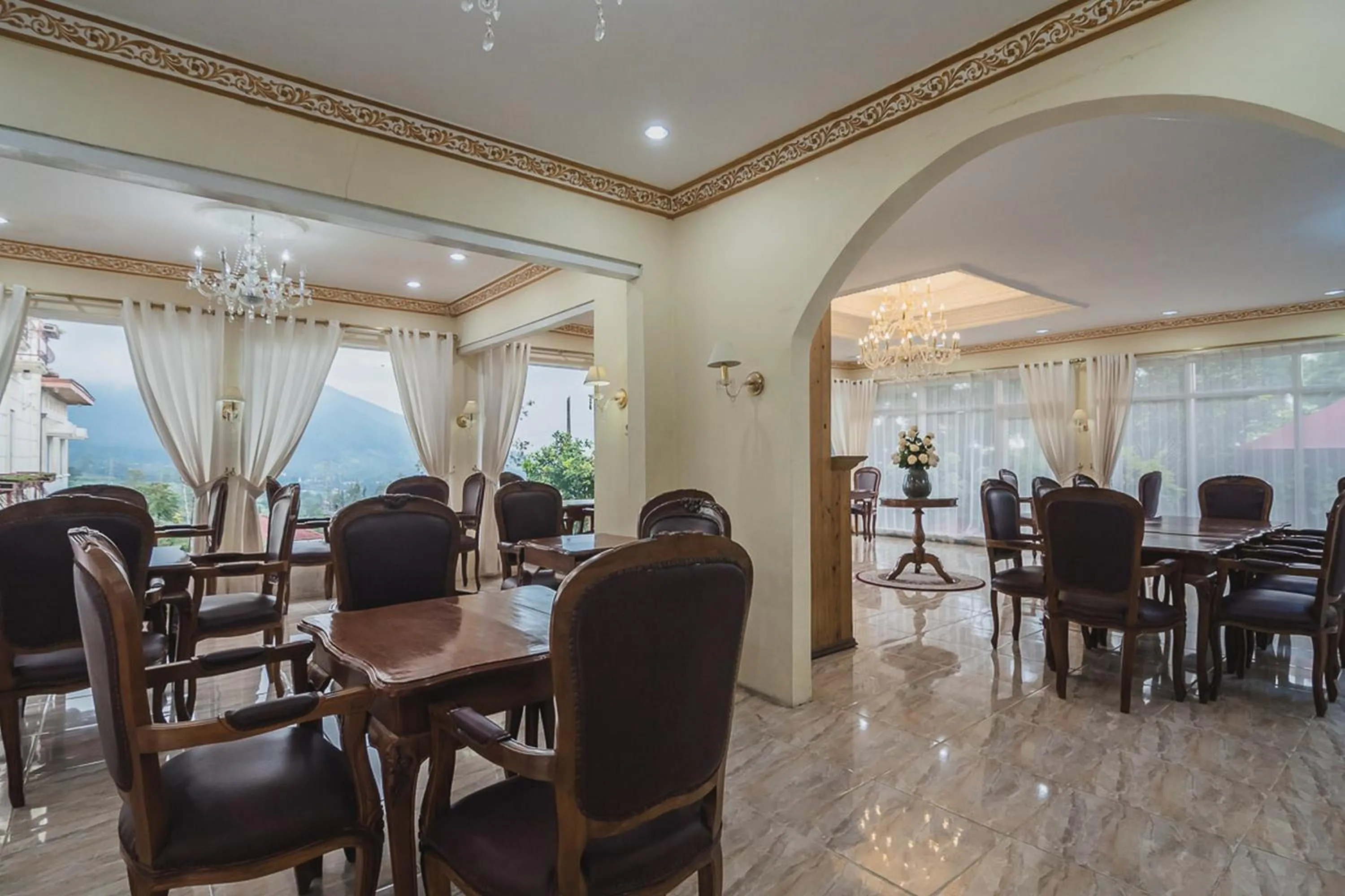 Restaurant/places to eat in Urbanview Hotel Mon Bel Cibodas by RedDoorz