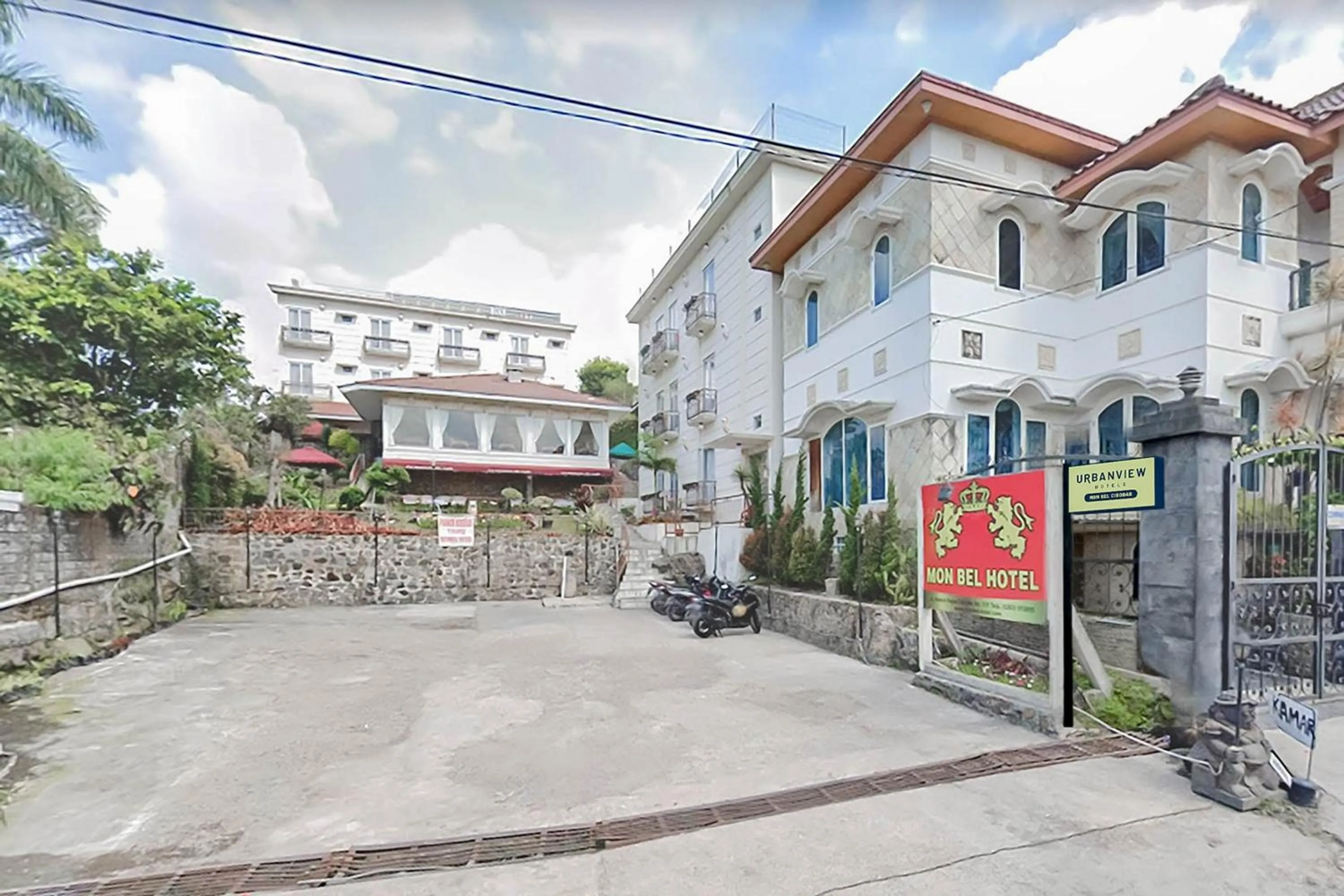 Property building in Urbanview Hotel Mon Bel Cibodas by RedDoorz