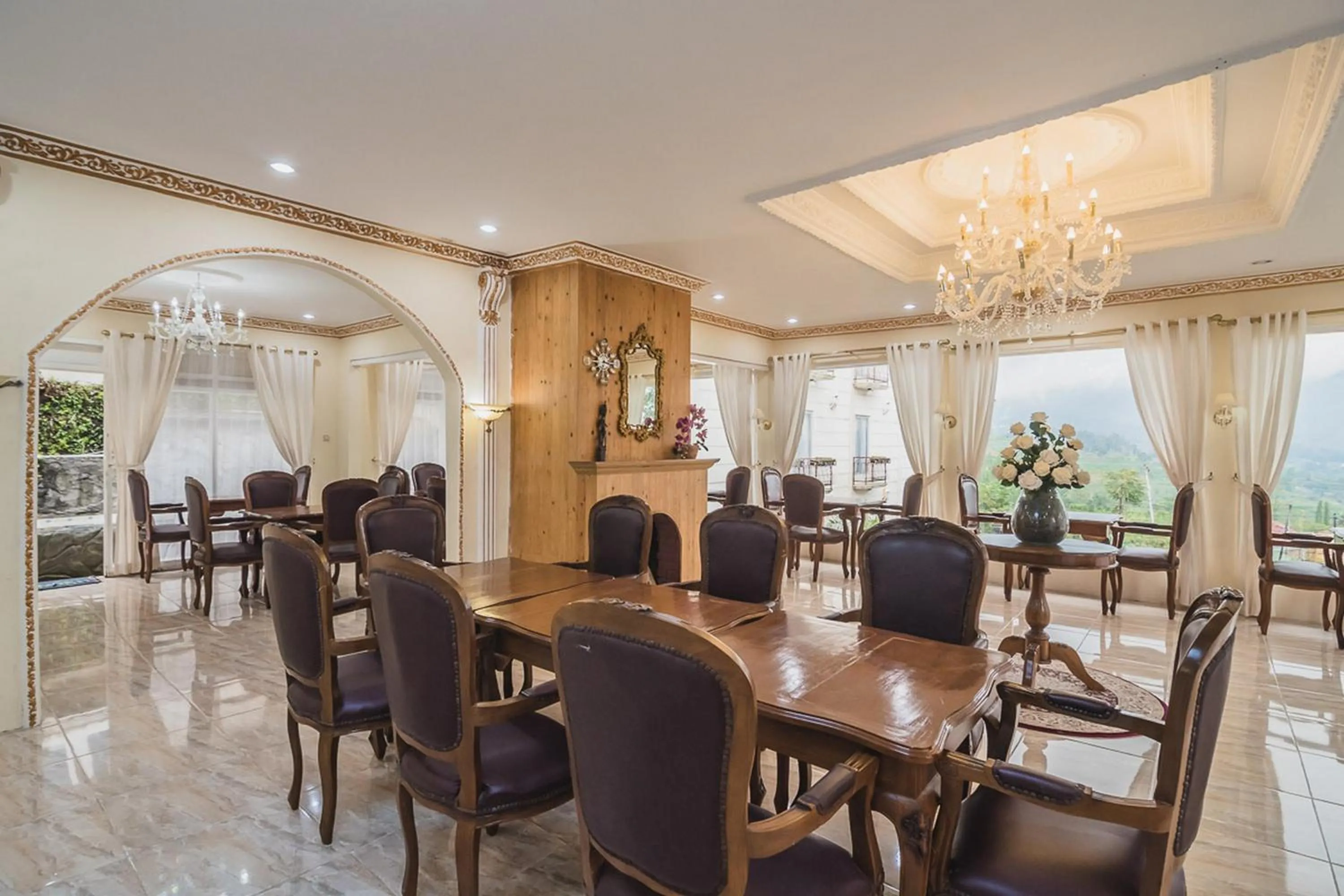 Restaurant/places to eat in Urbanview Hotel Mon Bel Cibodas by RedDoorz