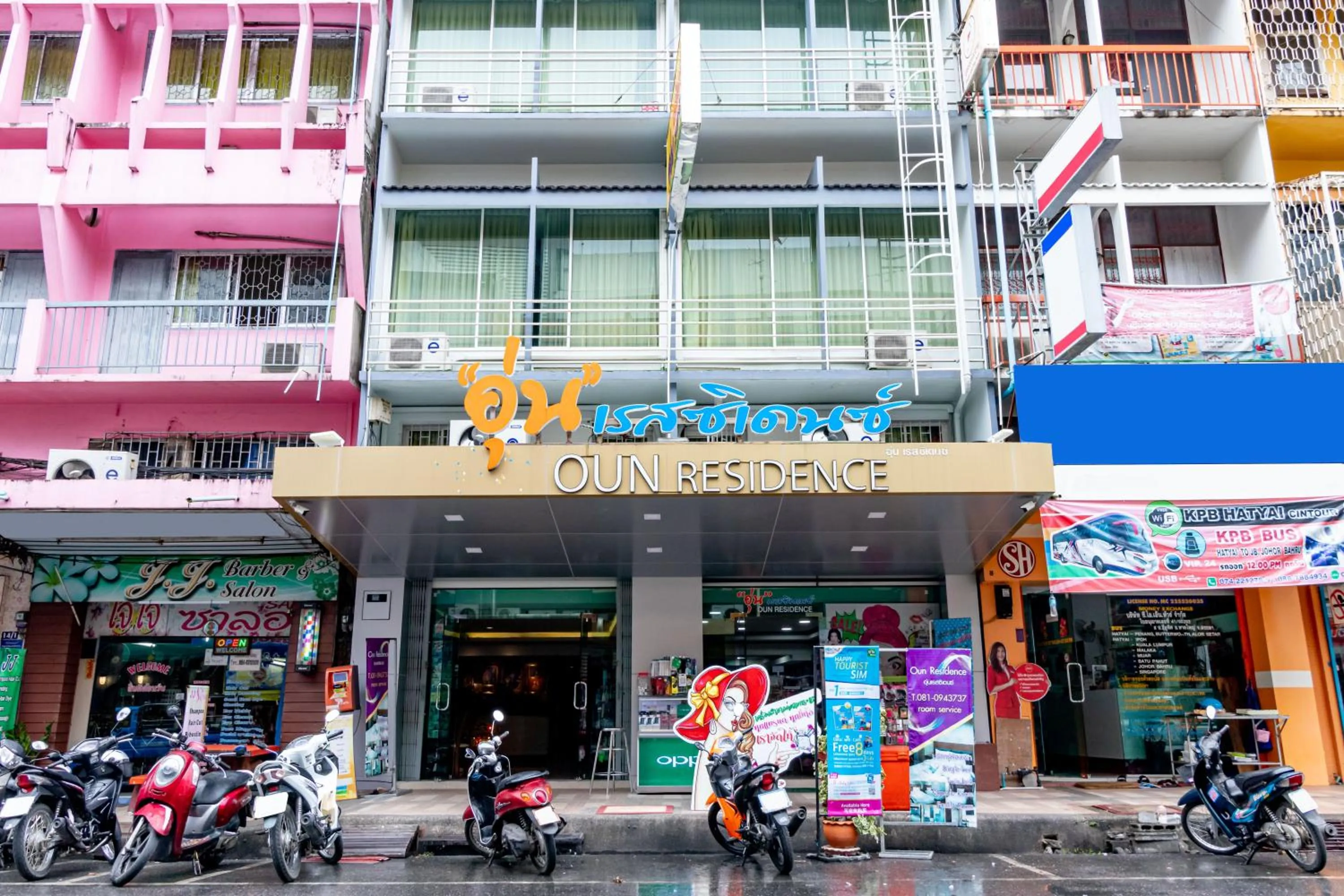 Facade/entrance in Oun Residence