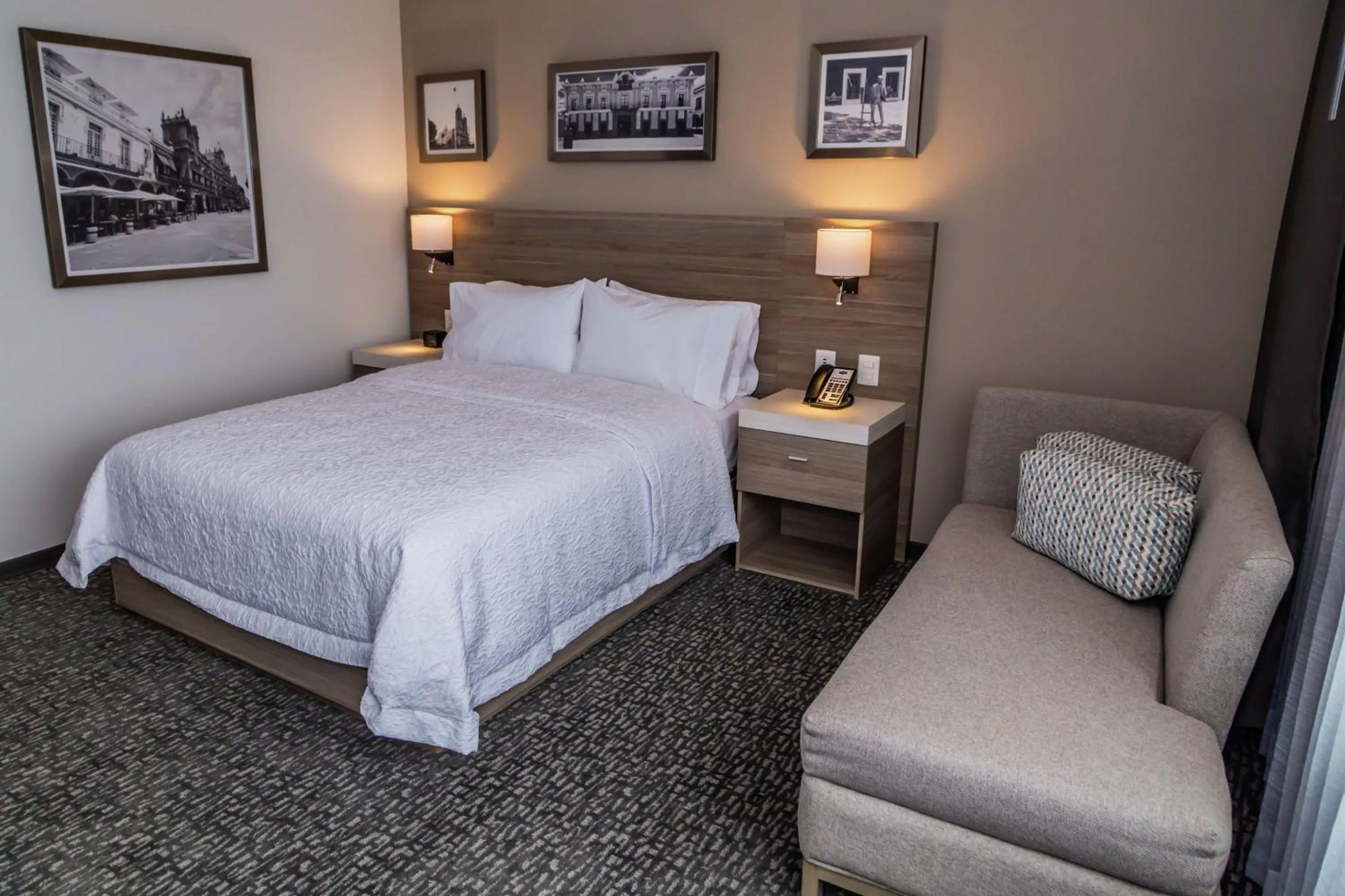 Living room, Bed in Hampton Inn & Suites By Hilton Puebla