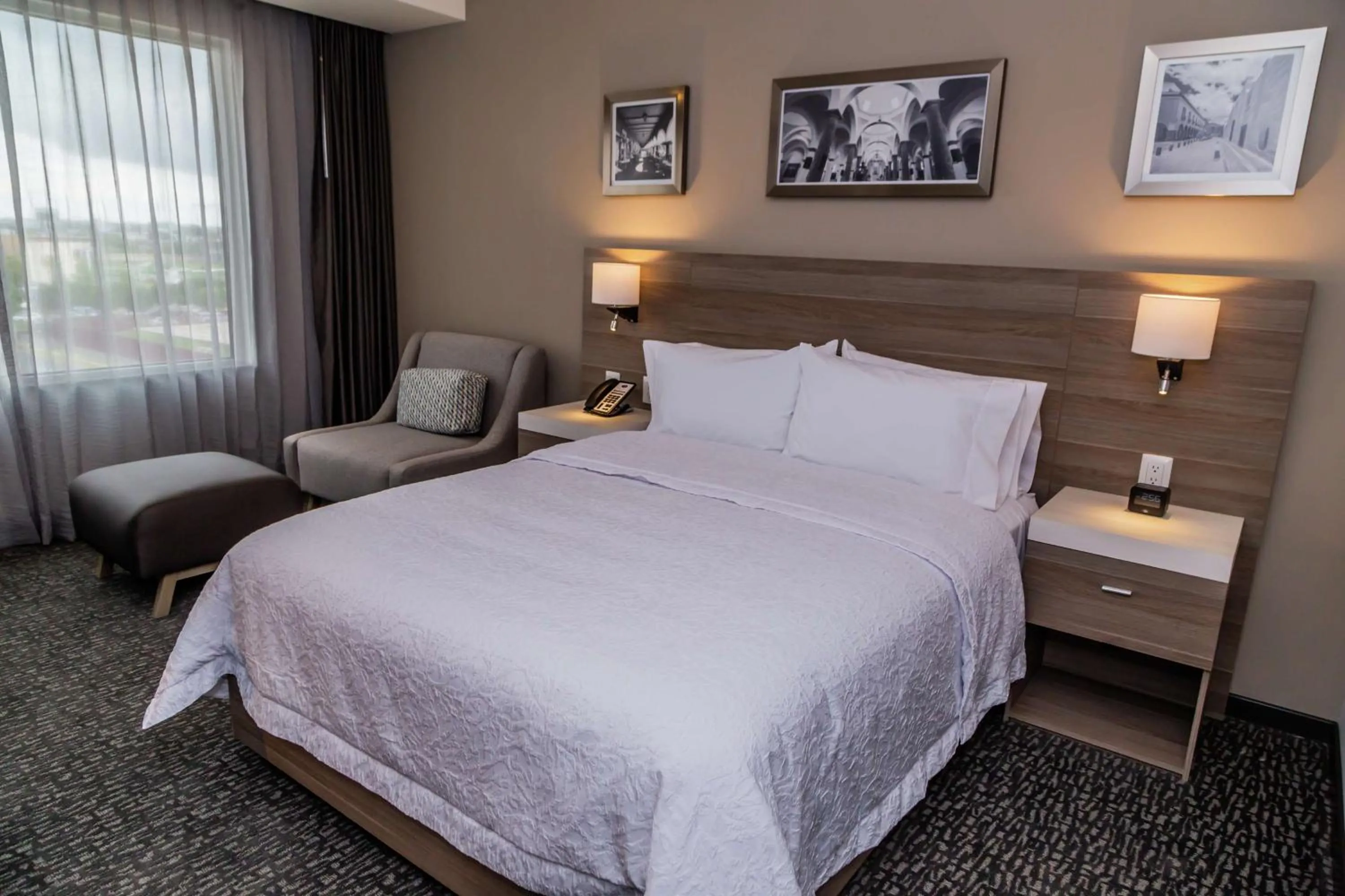 Living room, Bed in Hampton Inn & Suites By Hilton Puebla