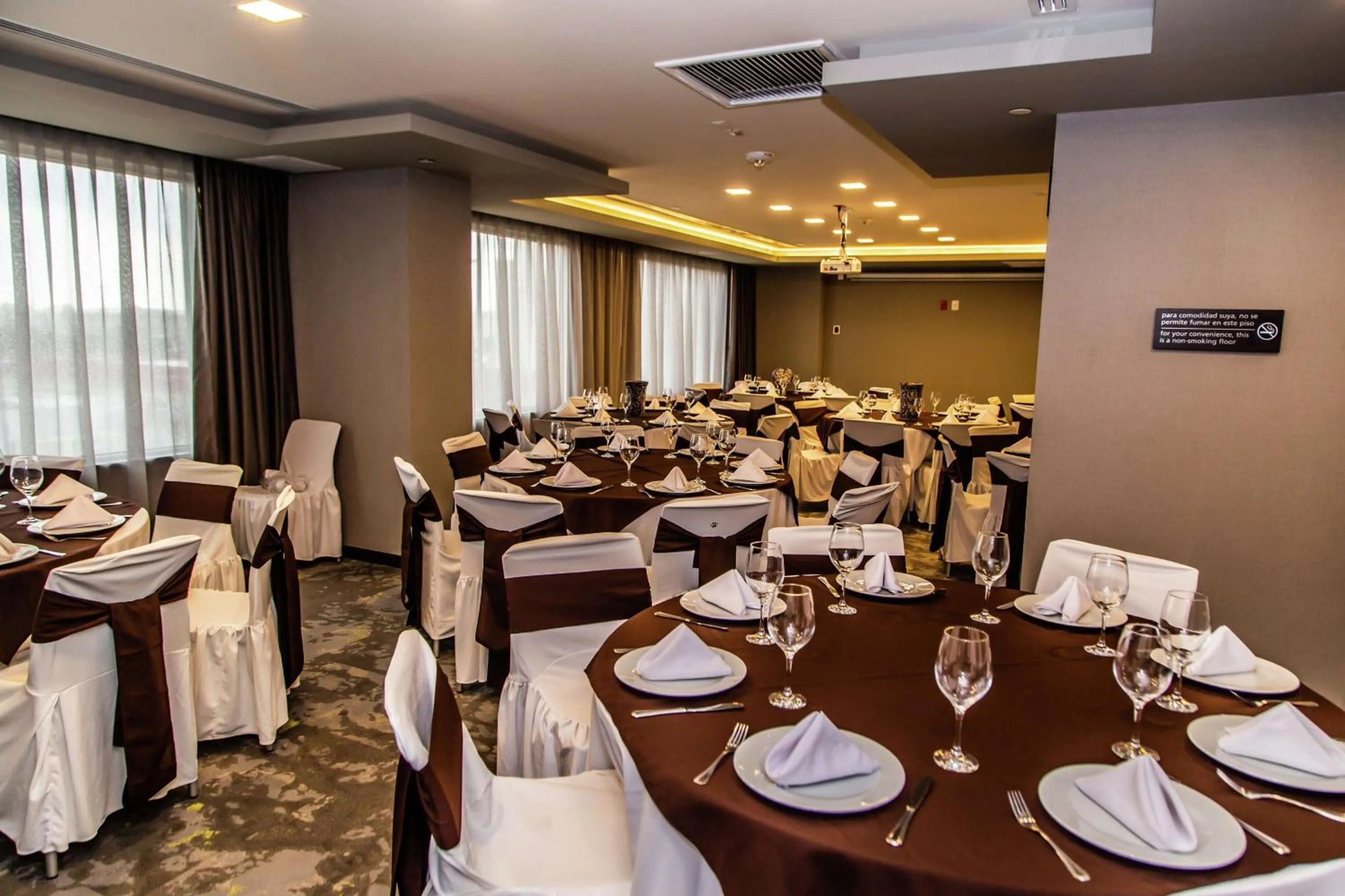 Dining area in Hampton Inn & Suites By Hilton Puebla