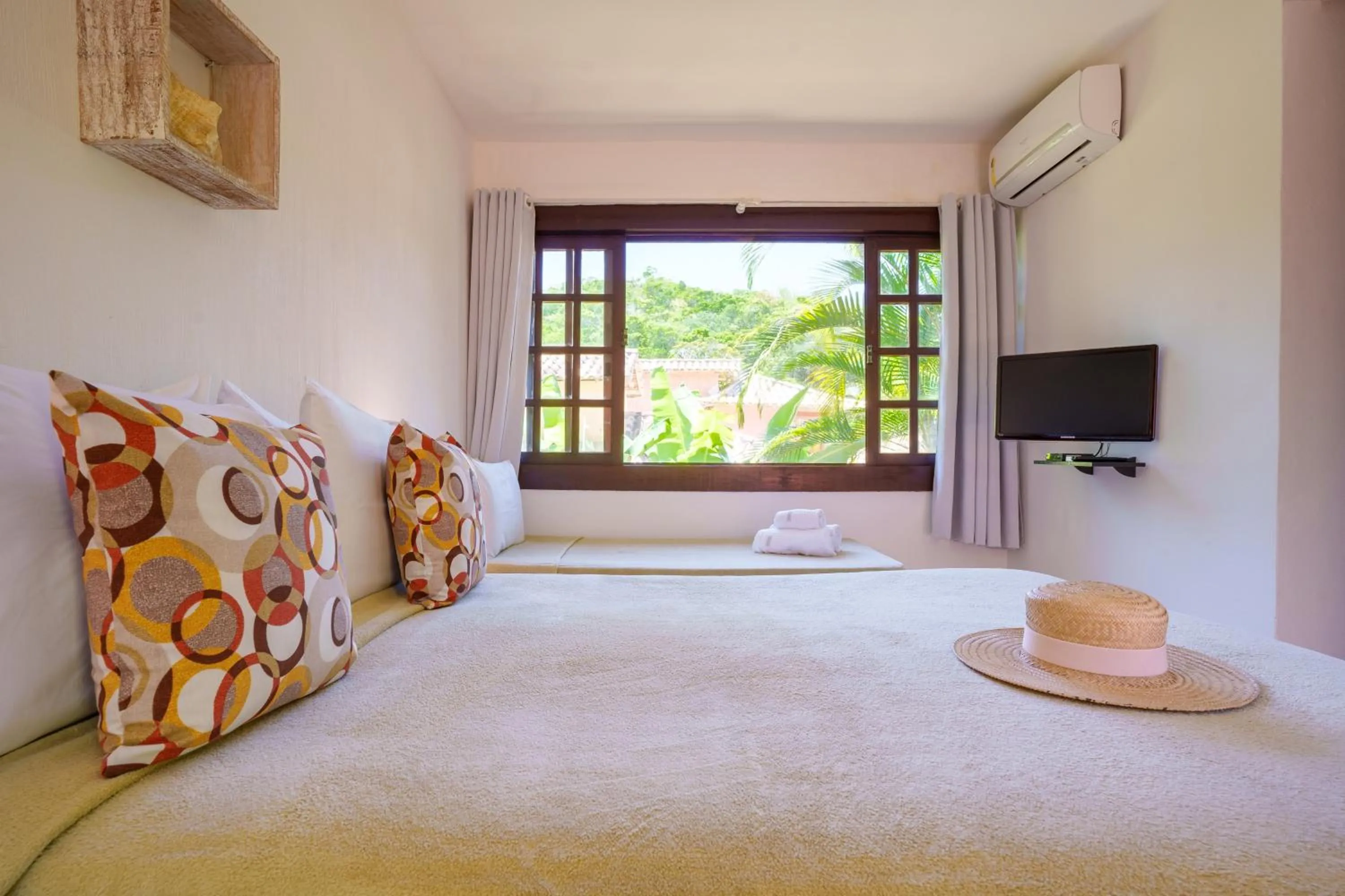 Property building, Bed in Pousada Casa Cactus Praia da Tartaruga Búzios