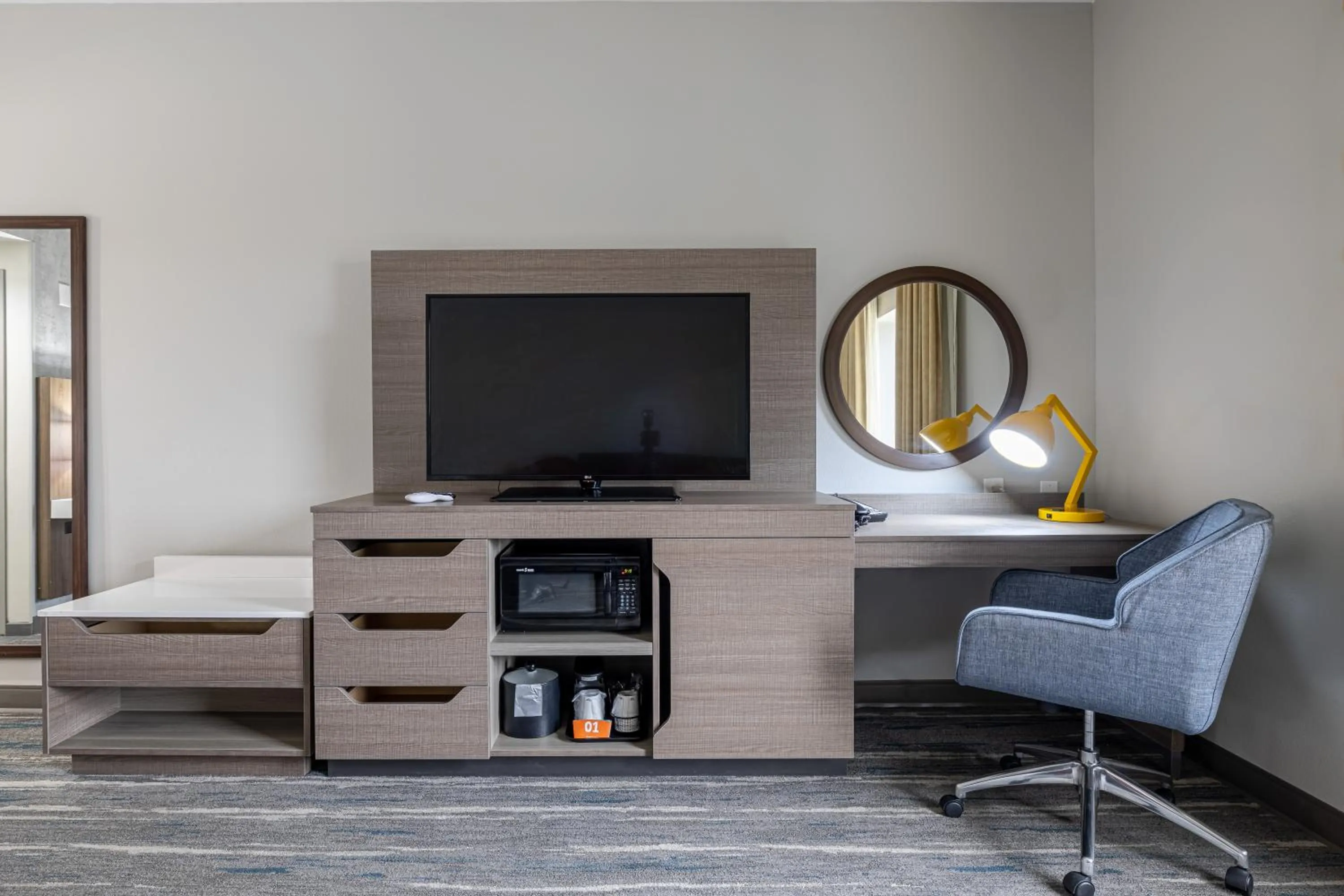 TV and multimedia in Hampton Inn Knoxville-West At Cedar Bluff