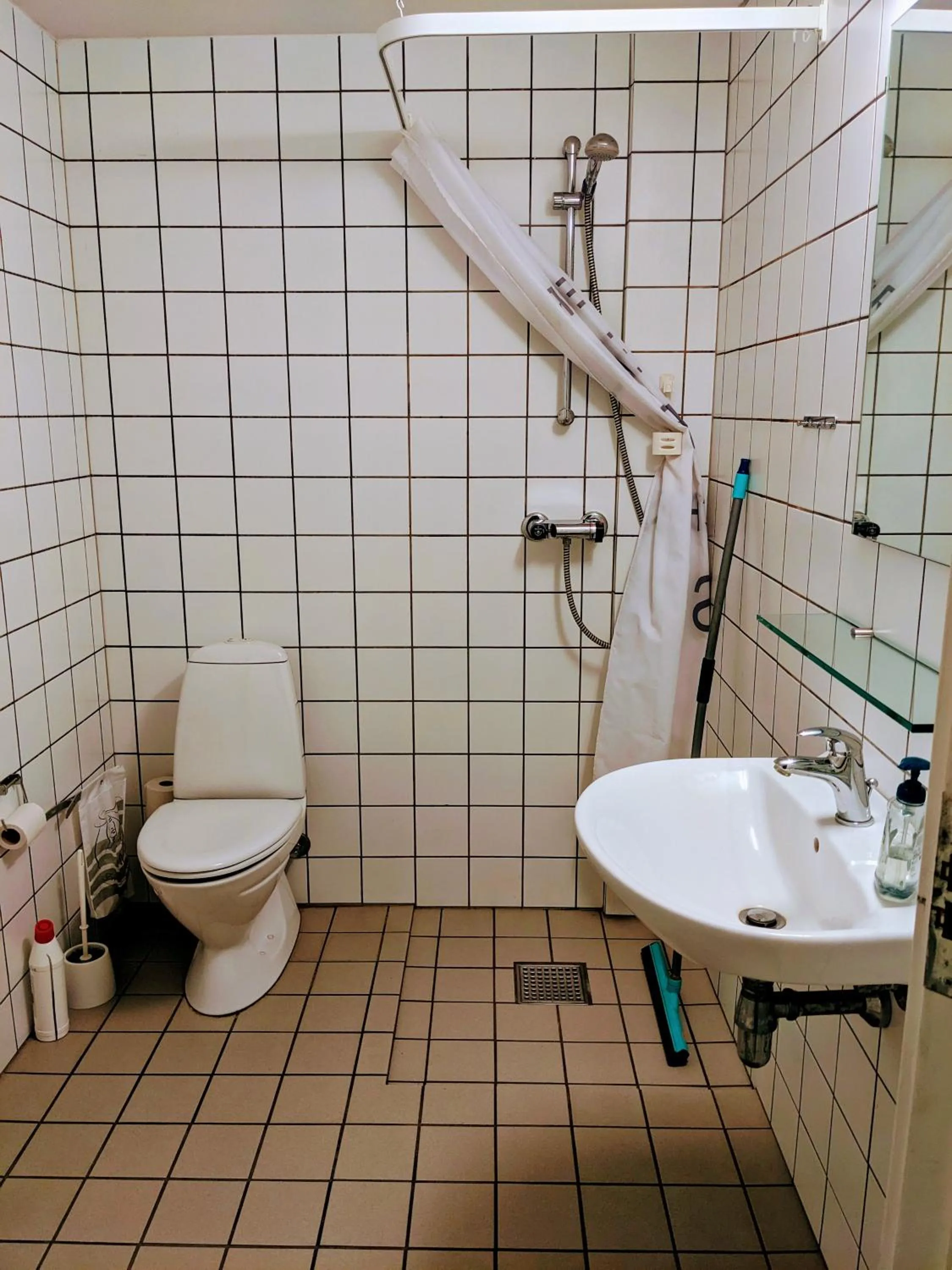 Shower in Nexø Modern Hostel. Private Rooms