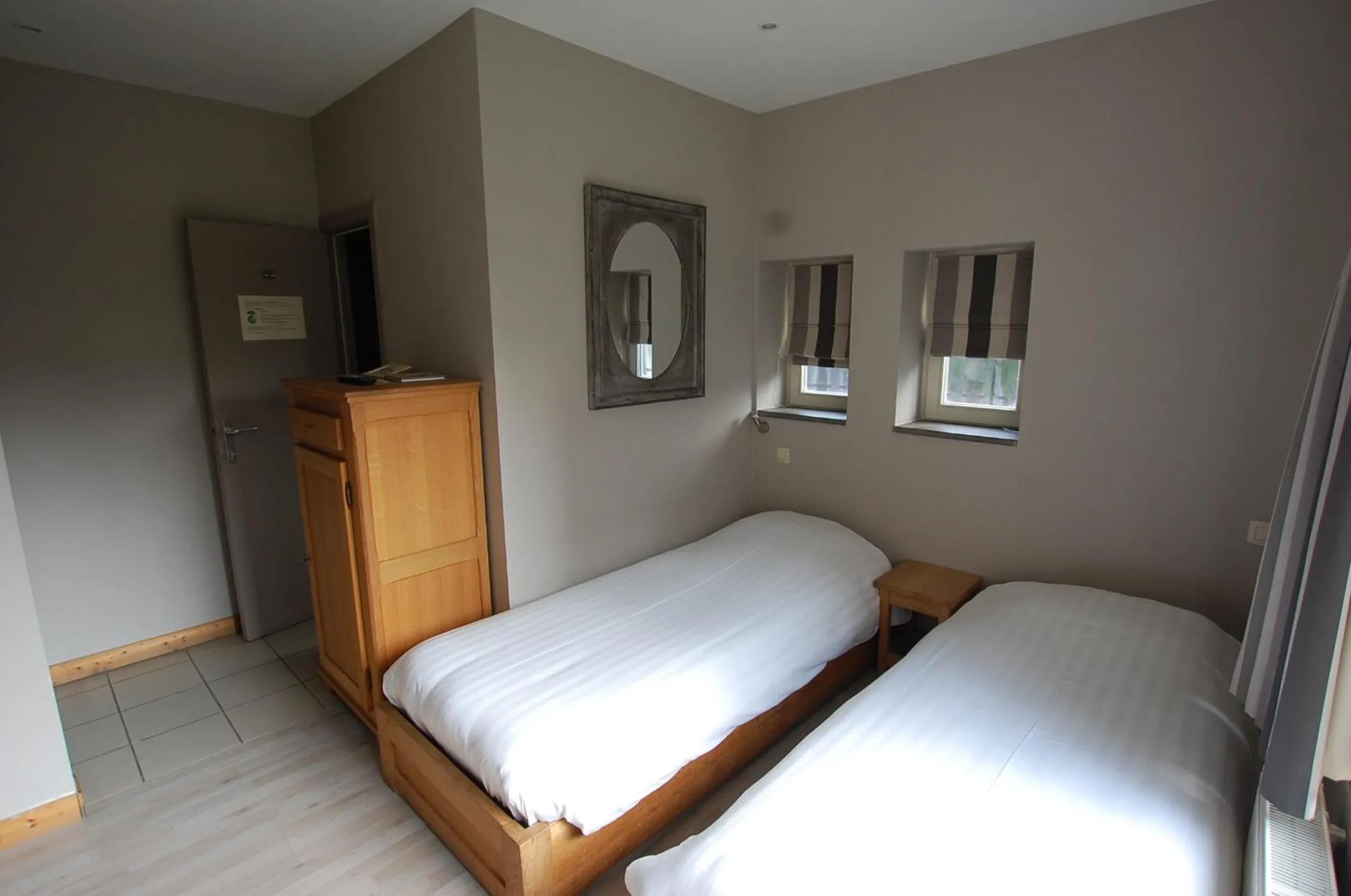 Photo of the whole room, Bed in Hotel Piano 2 - Mont-St-Guibert - Louvain-la-Neuve