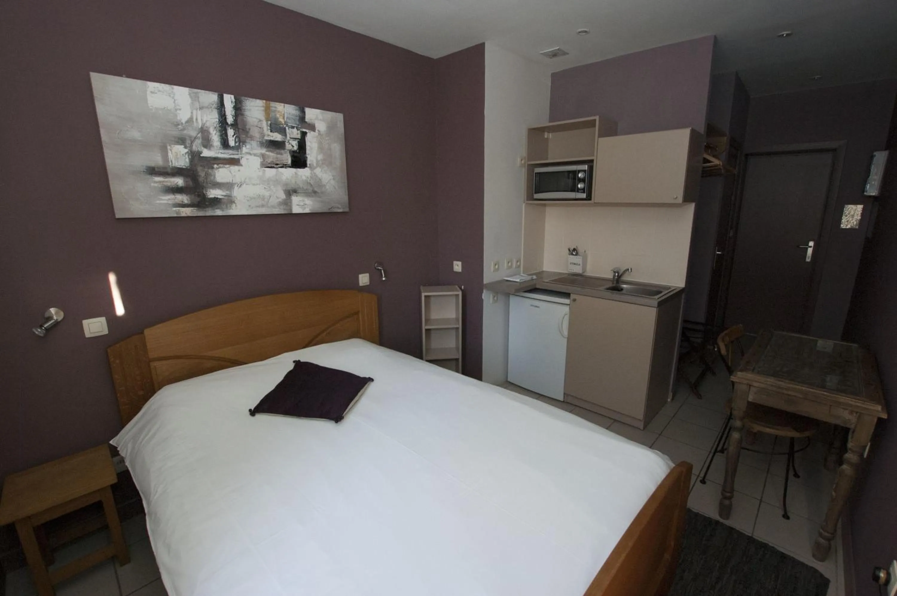 Kitchen or kitchenette, Bed in Hotel Piano 2 - Mont-St-Guibert - Louvain-la-Neuve
