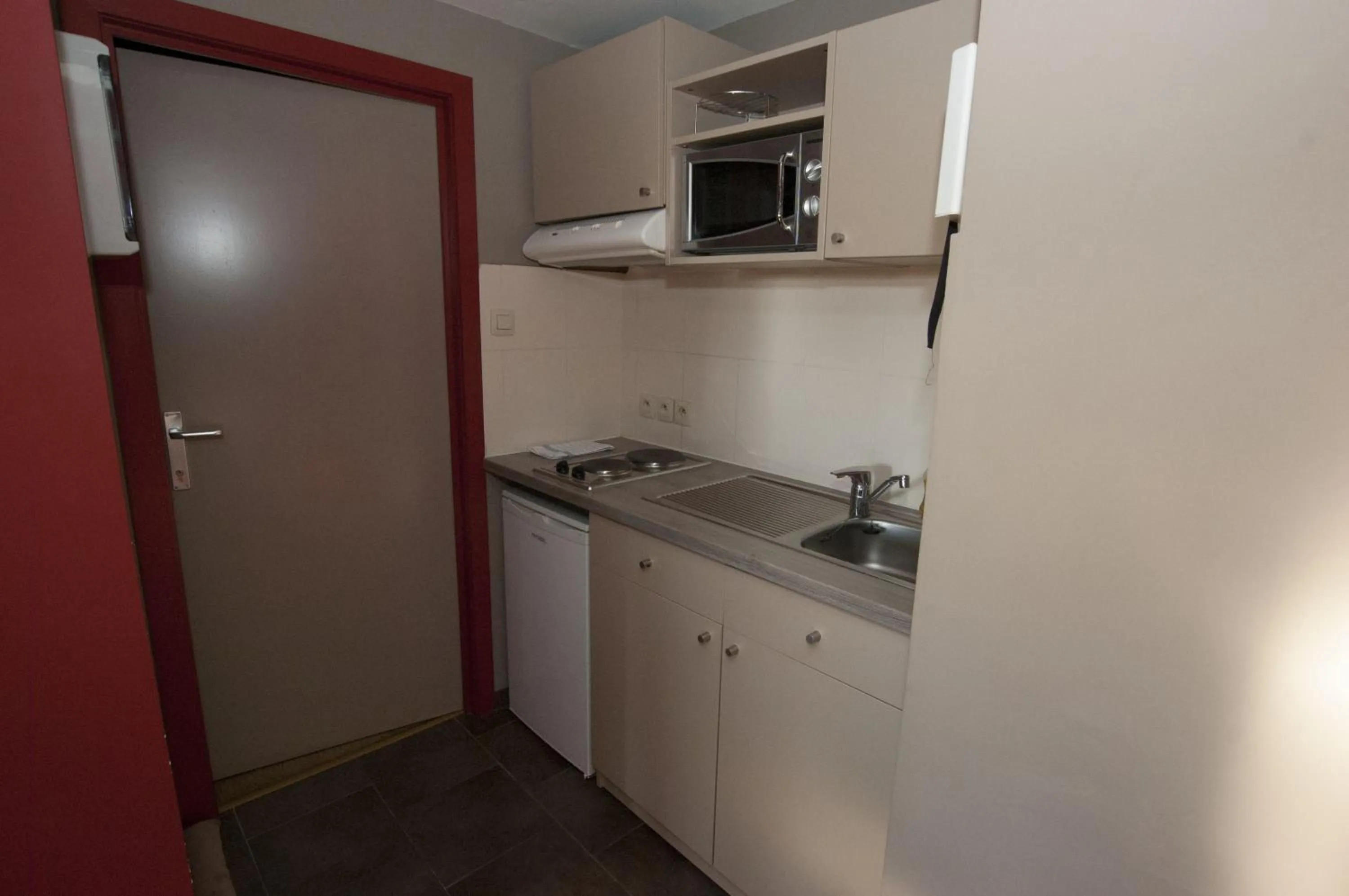 Kitchen or kitchenette in Hotel Piano 2 - Mont-St-Guibert - Louvain-la-Neuve