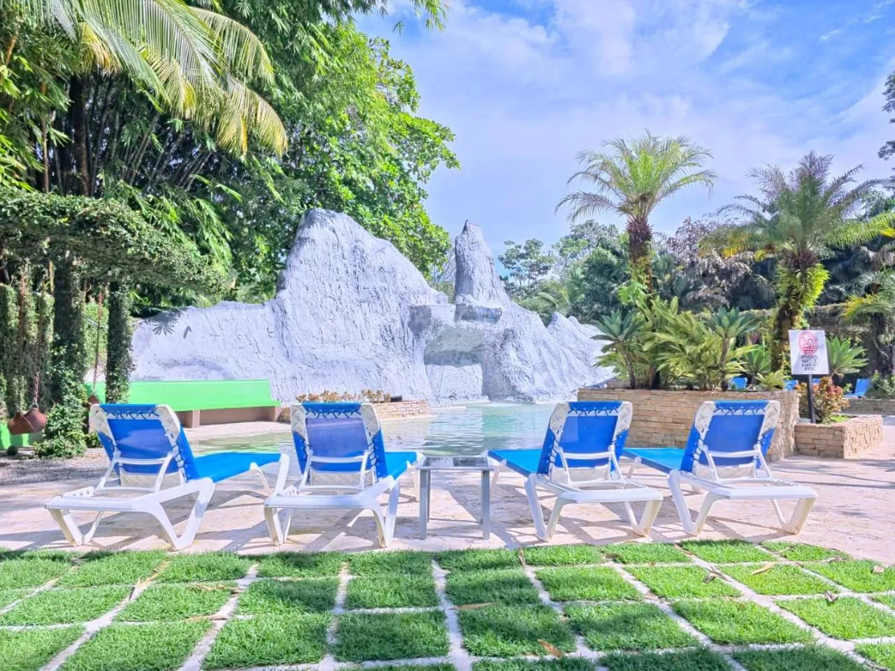 Swimming pool in Diuwak