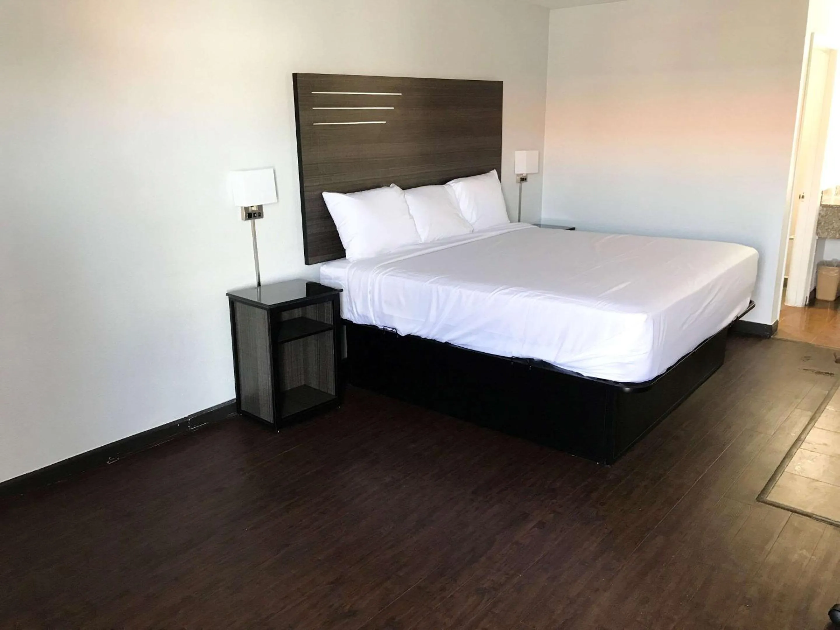 Photo of the whole room, Bed in Suburban Studios North Charleston I-526