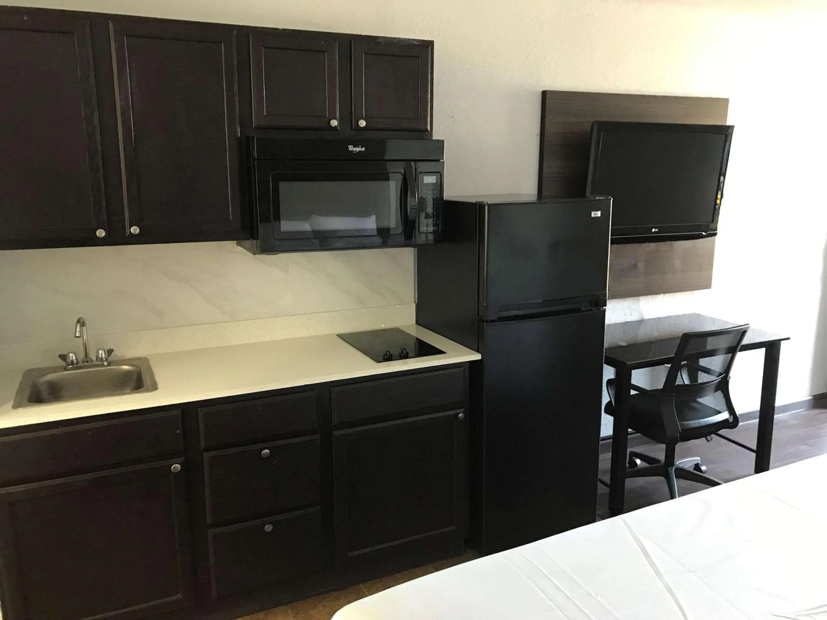 Photo of the whole room in Suburban Studios North Charleston I-526