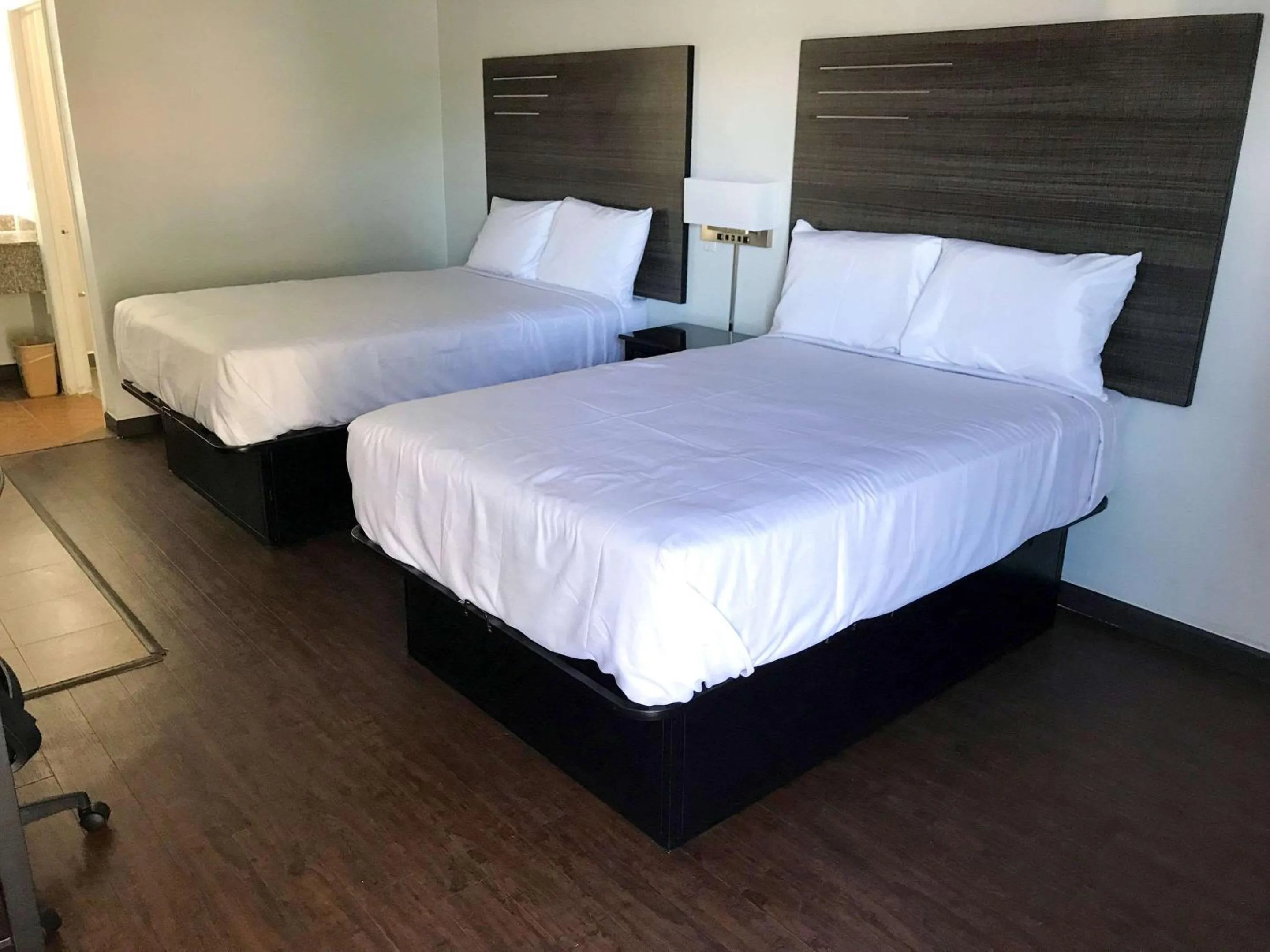 Photo of the whole room, Bed in Suburban Studios North Charleston I-526