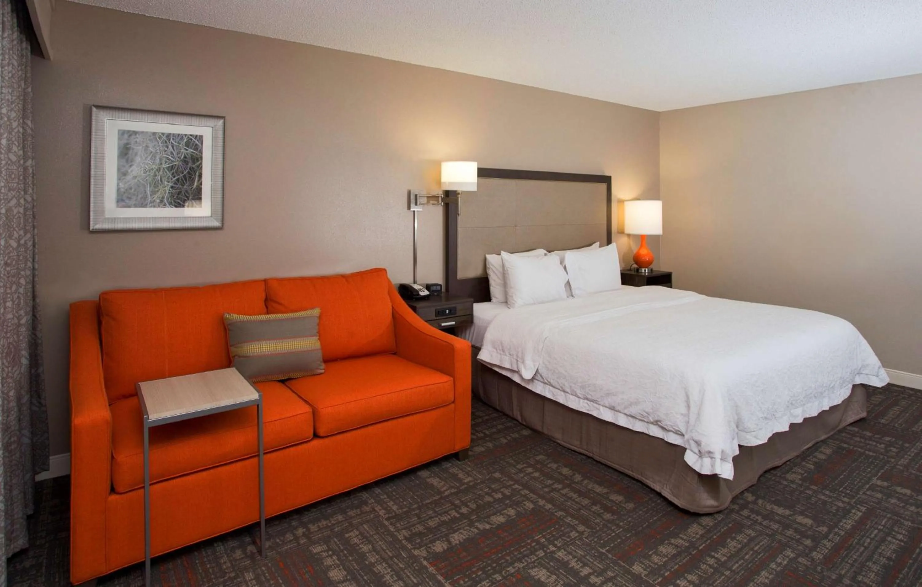 Bed in Hampton Inn & Suites Valdosta/Conference Center