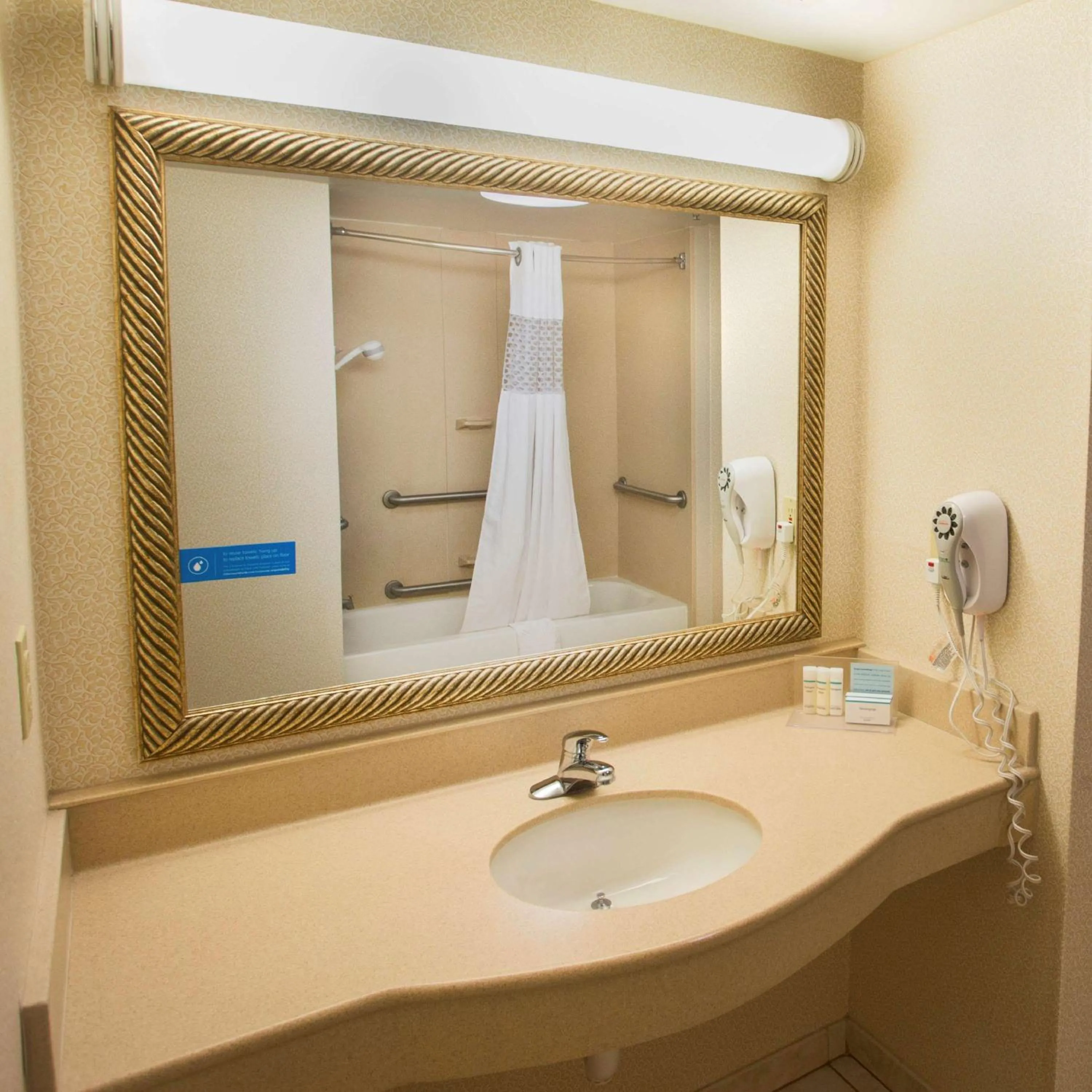 Bed in Hampton Inn & Suites Valdosta/Conference Center