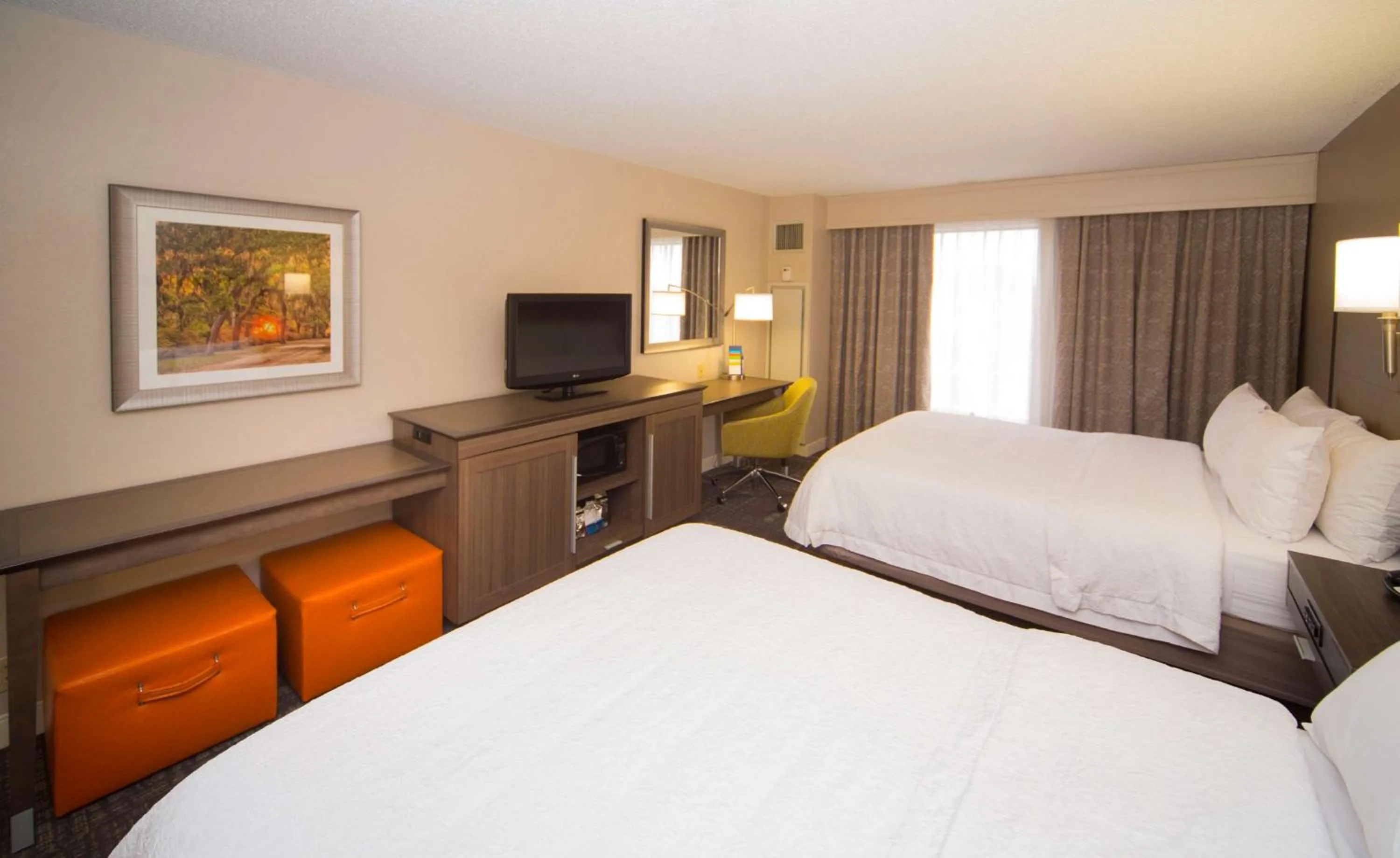 Bed in Hampton Inn & Suites Valdosta/Conference Center