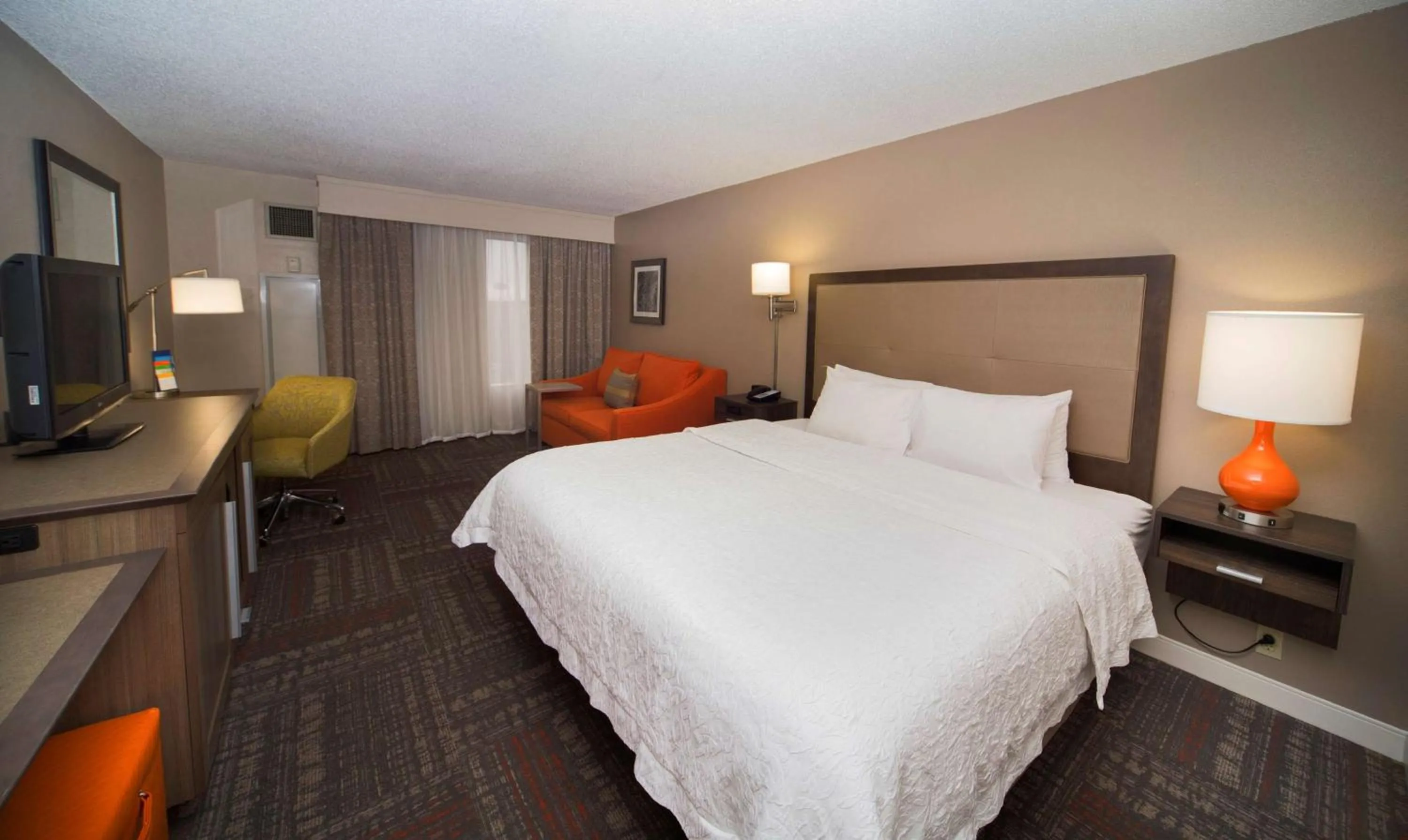 Bed in Hampton Inn & Suites Valdosta/Conference Center