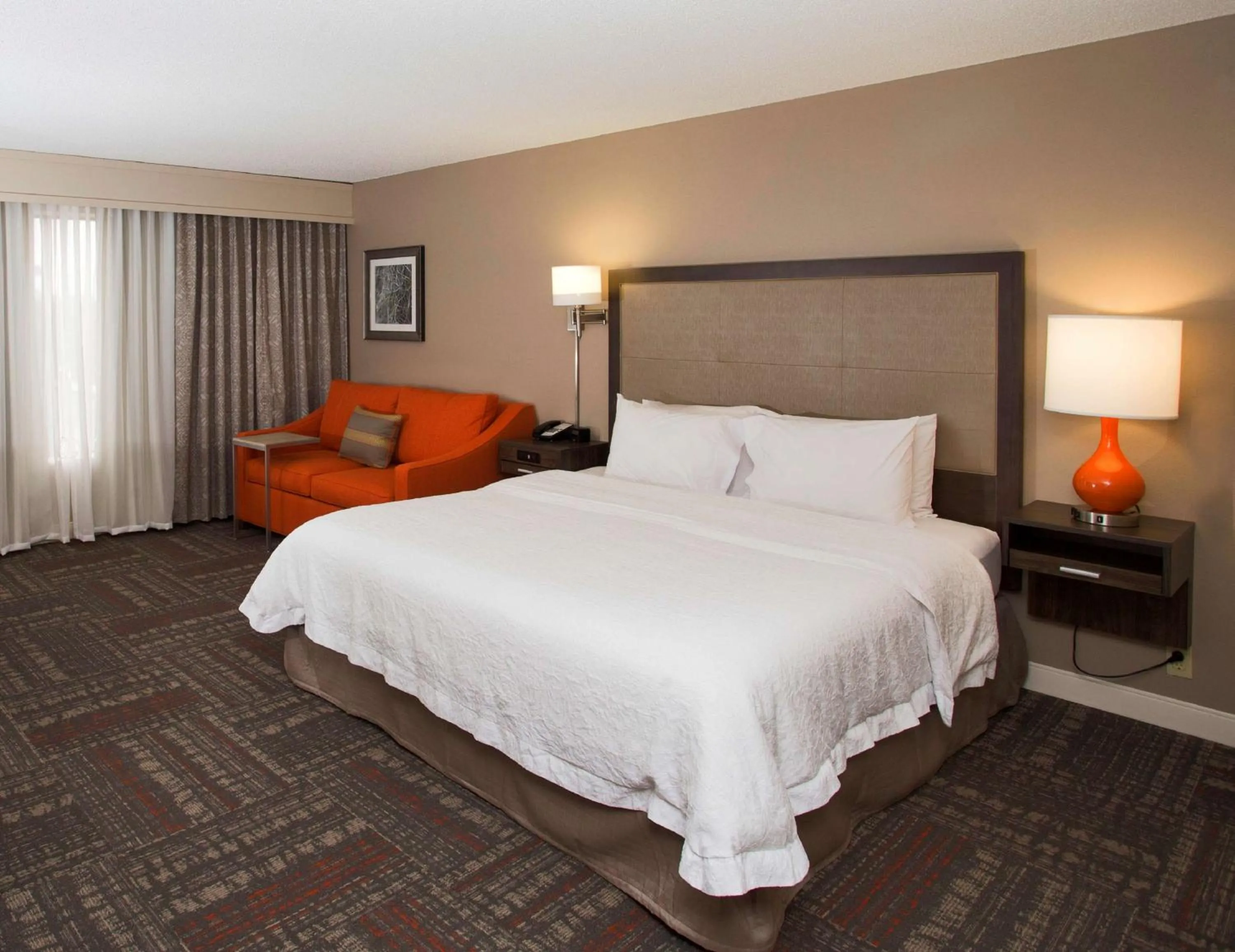 Bed in Hampton Inn & Suites Valdosta/Conference Center