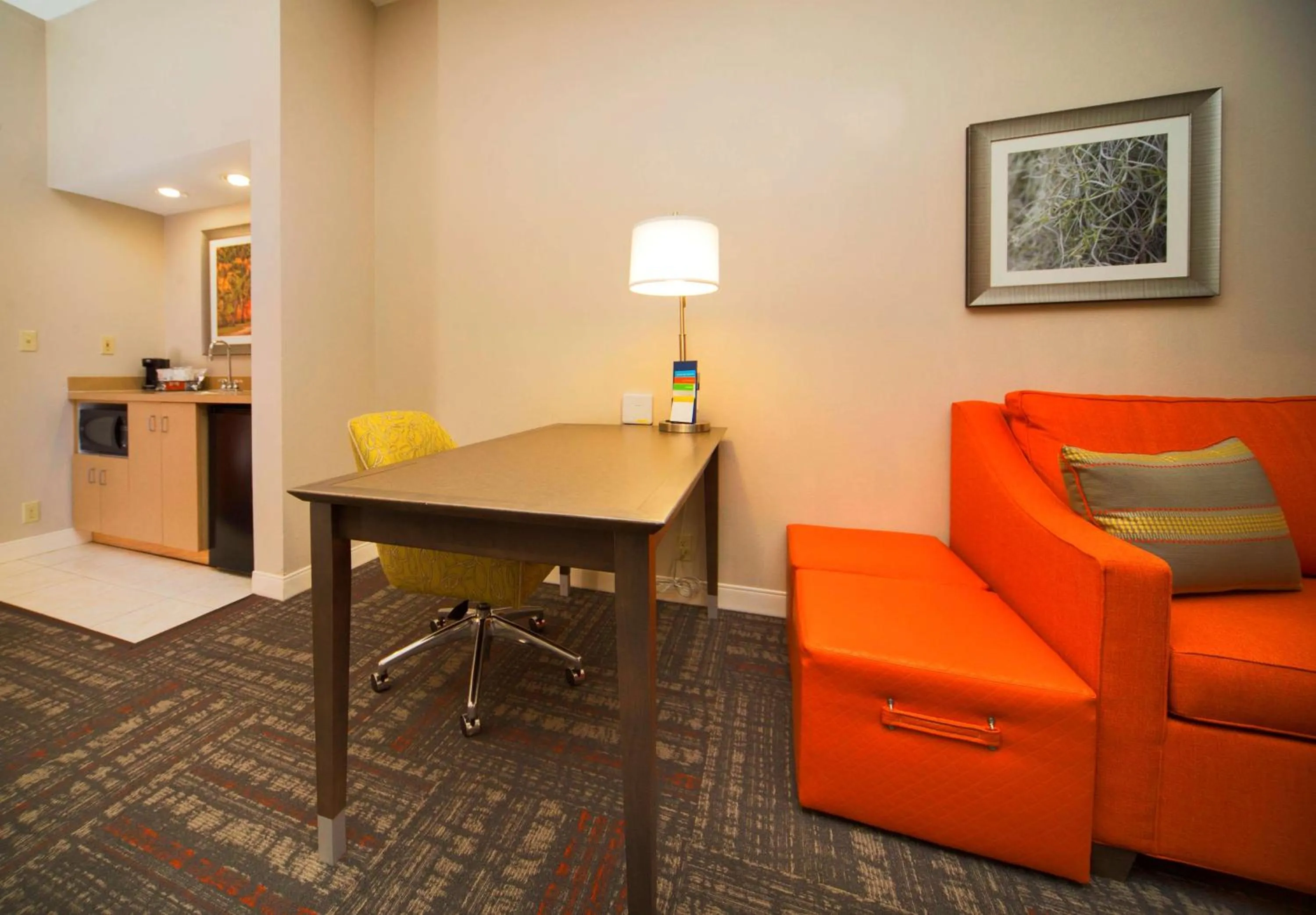 Bed in Hampton Inn & Suites Valdosta/Conference Center