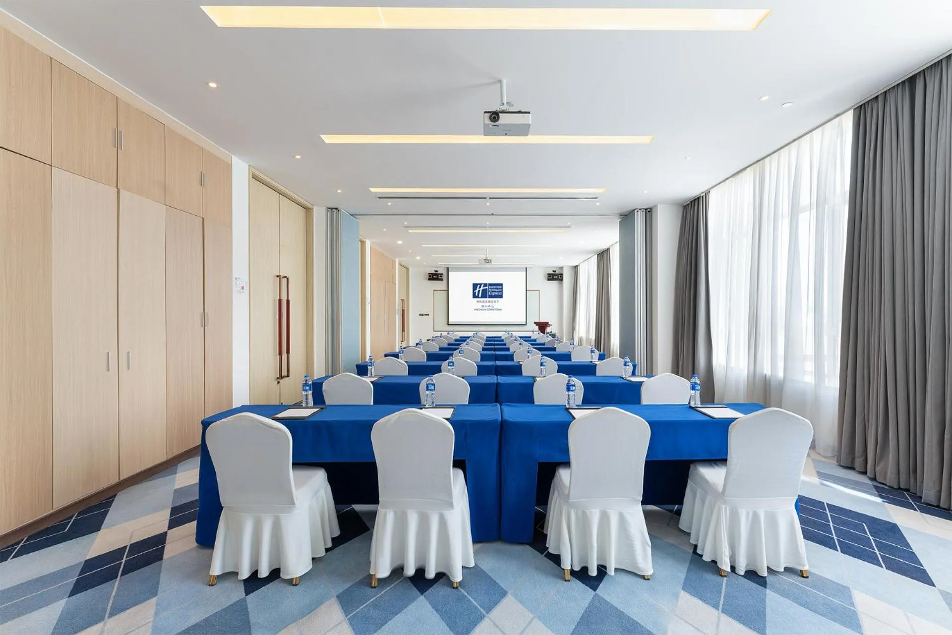 Meeting/conference room in Holiday Inn Express Yinchuan Downtown by IHG