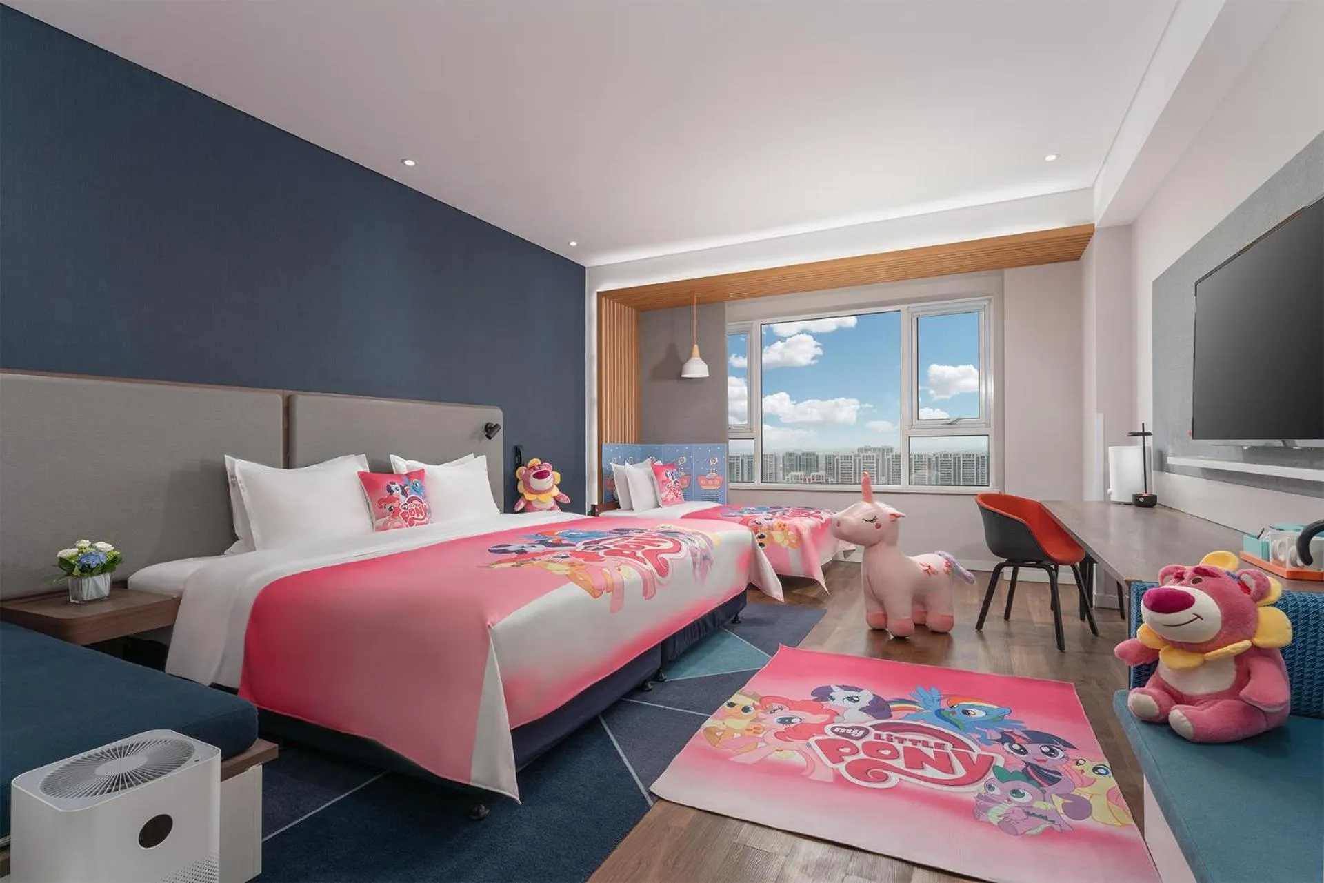 Photo of the whole room, Bed in Holiday Inn Express Yinchuan Downtown by IHG