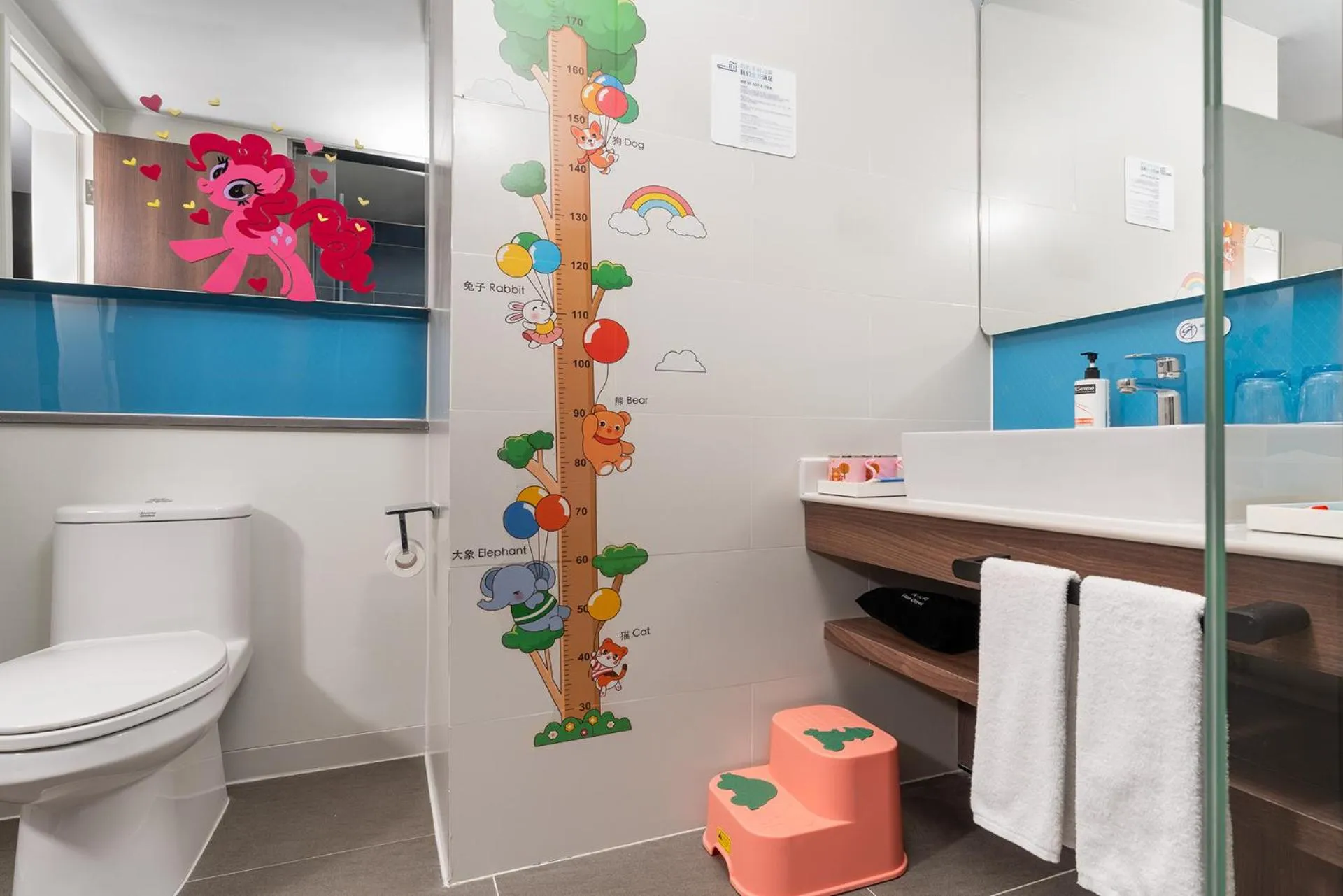 Shower in Holiday Inn Express Yinchuan Downtown by IHG