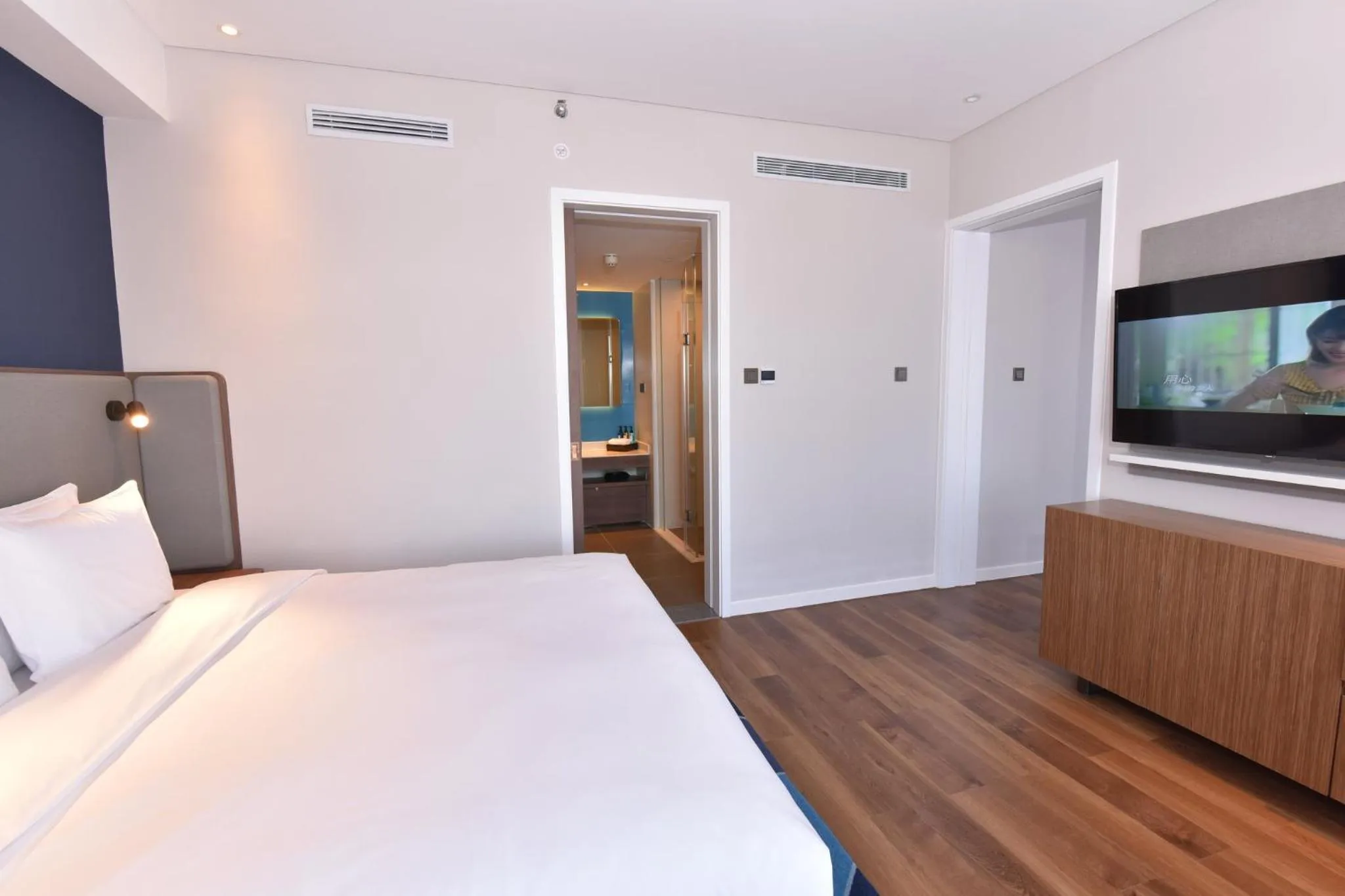 Photo of the whole room, Bed in Holiday Inn Express Yinchuan Downtown by IHG