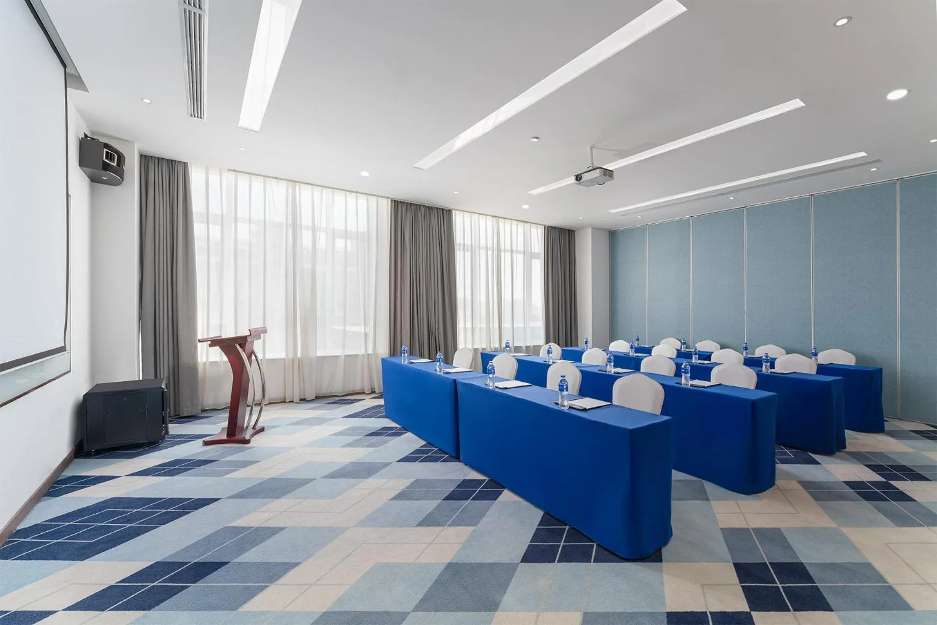 Meeting/conference room in Holiday Inn Express Yinchuan Downtown by IHG