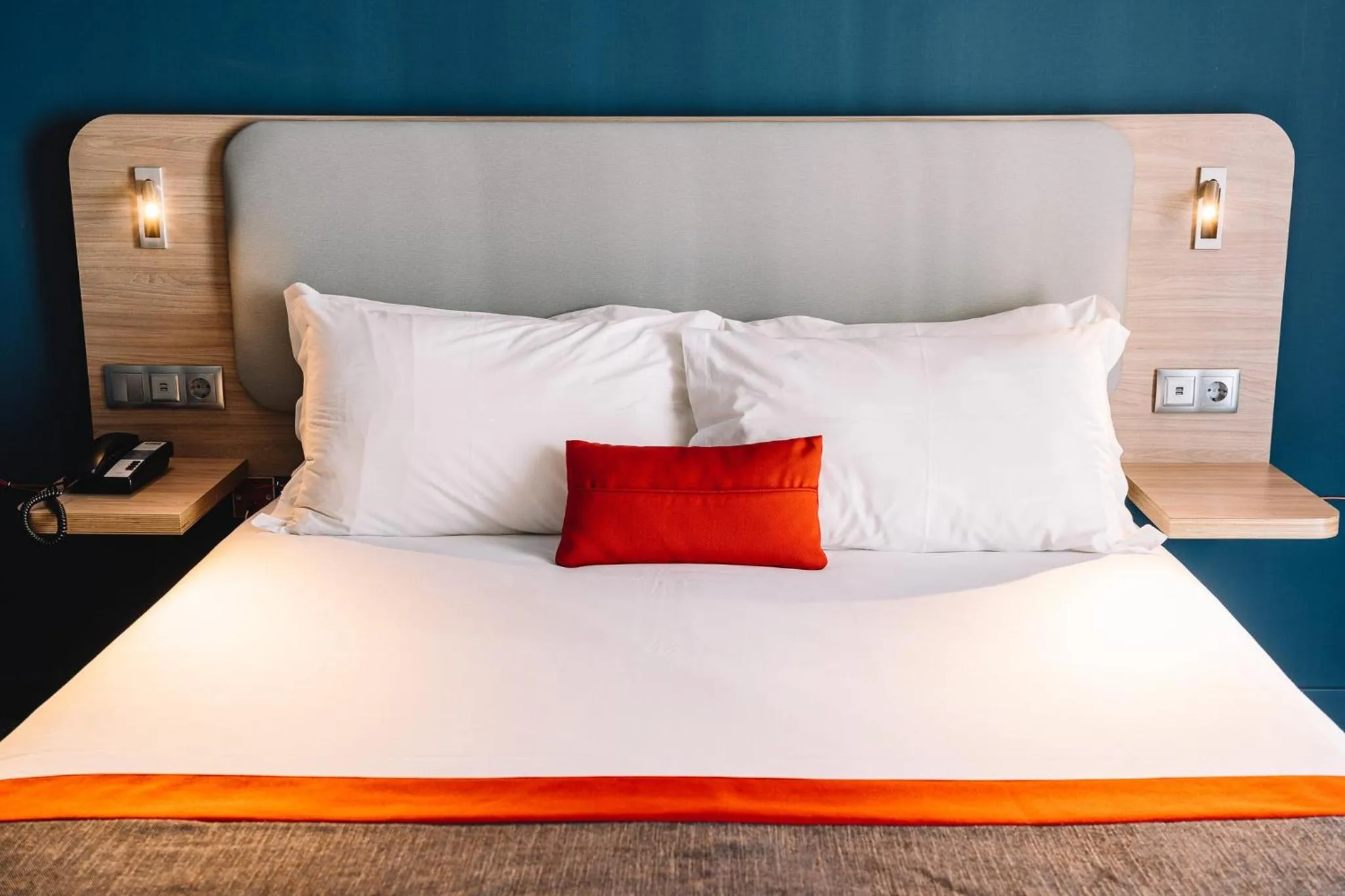 Photo of the whole room, Bed in Holiday Inn Express Porto City Centre by IHG