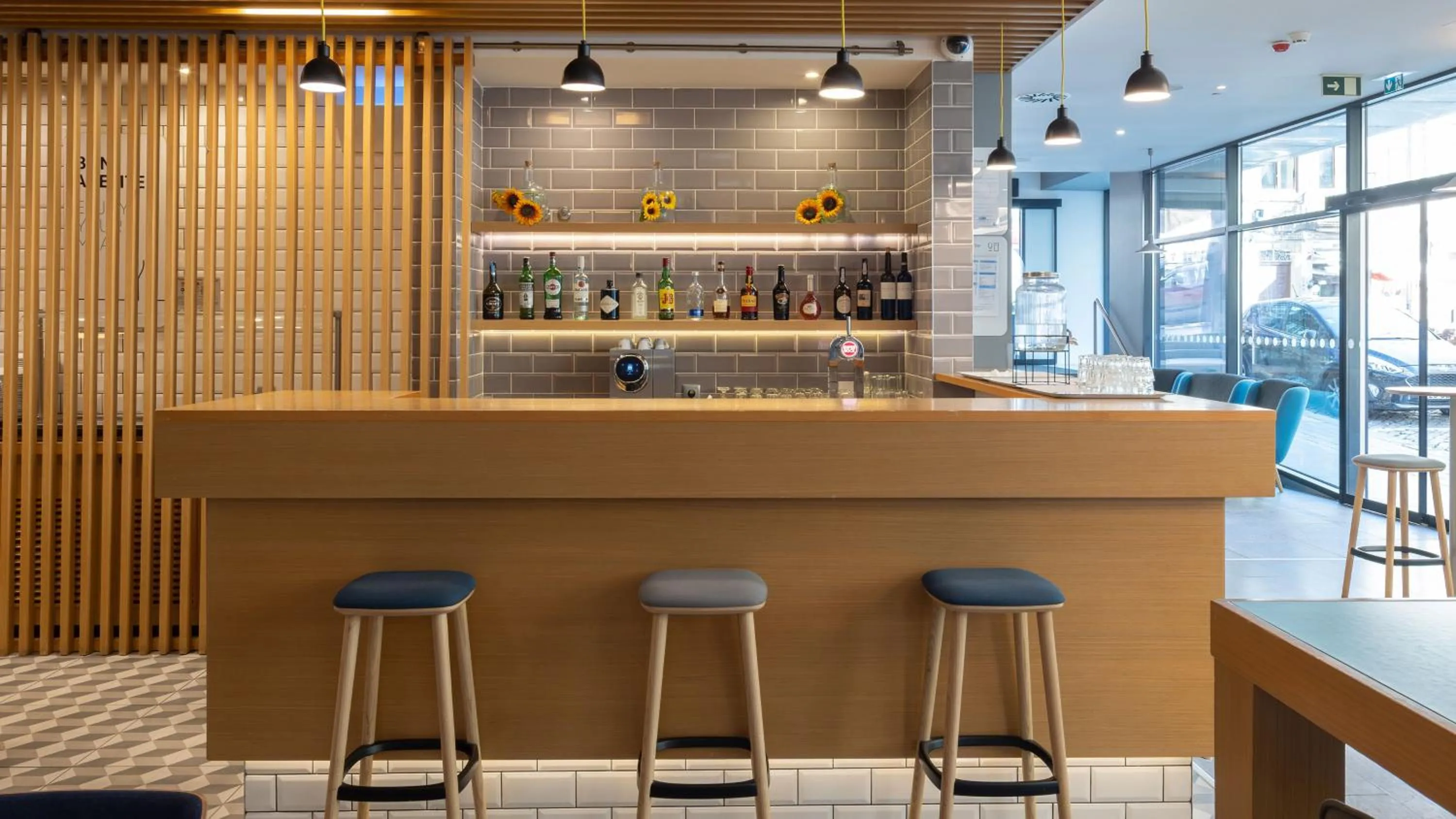 Lounge or bar in Holiday Inn Express Porto City Centre by IHG