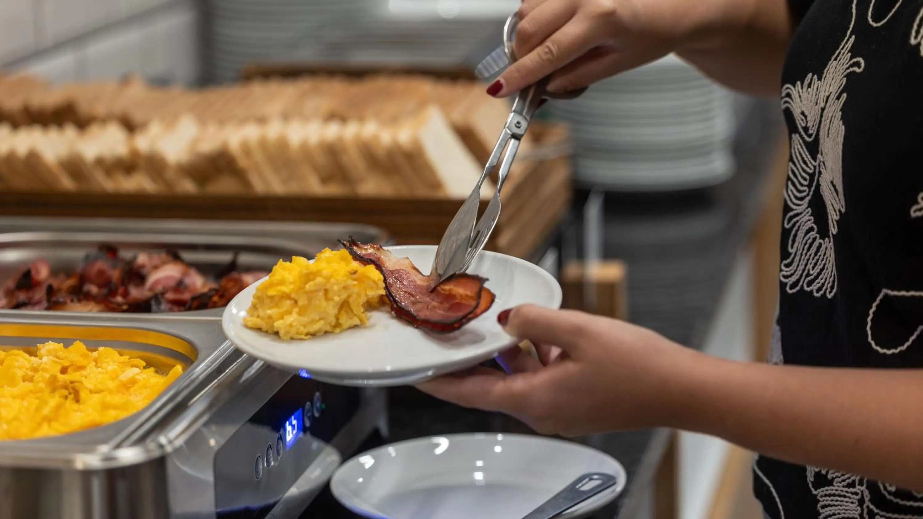 Restaurant/places to eat in Holiday Inn Express Porto City Centre by IHG