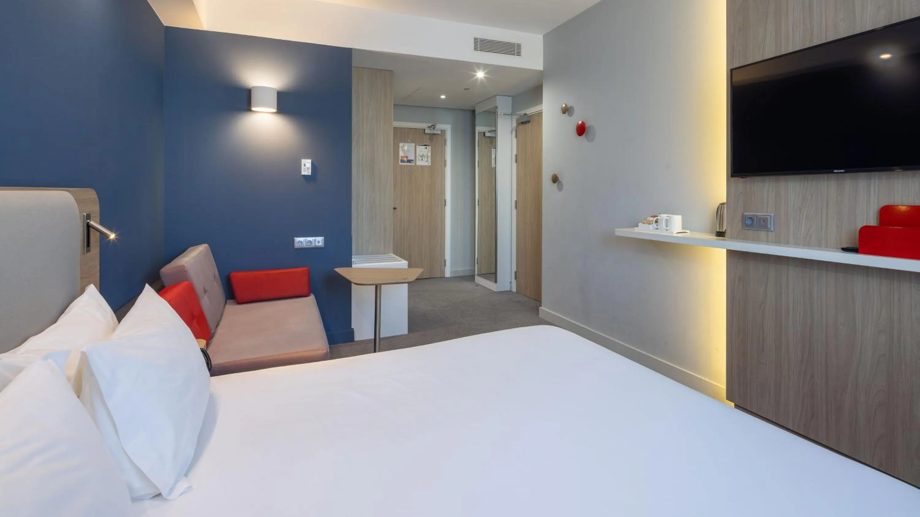 Photo of the whole room, Bed in Holiday Inn Express Porto City Centre by IHG