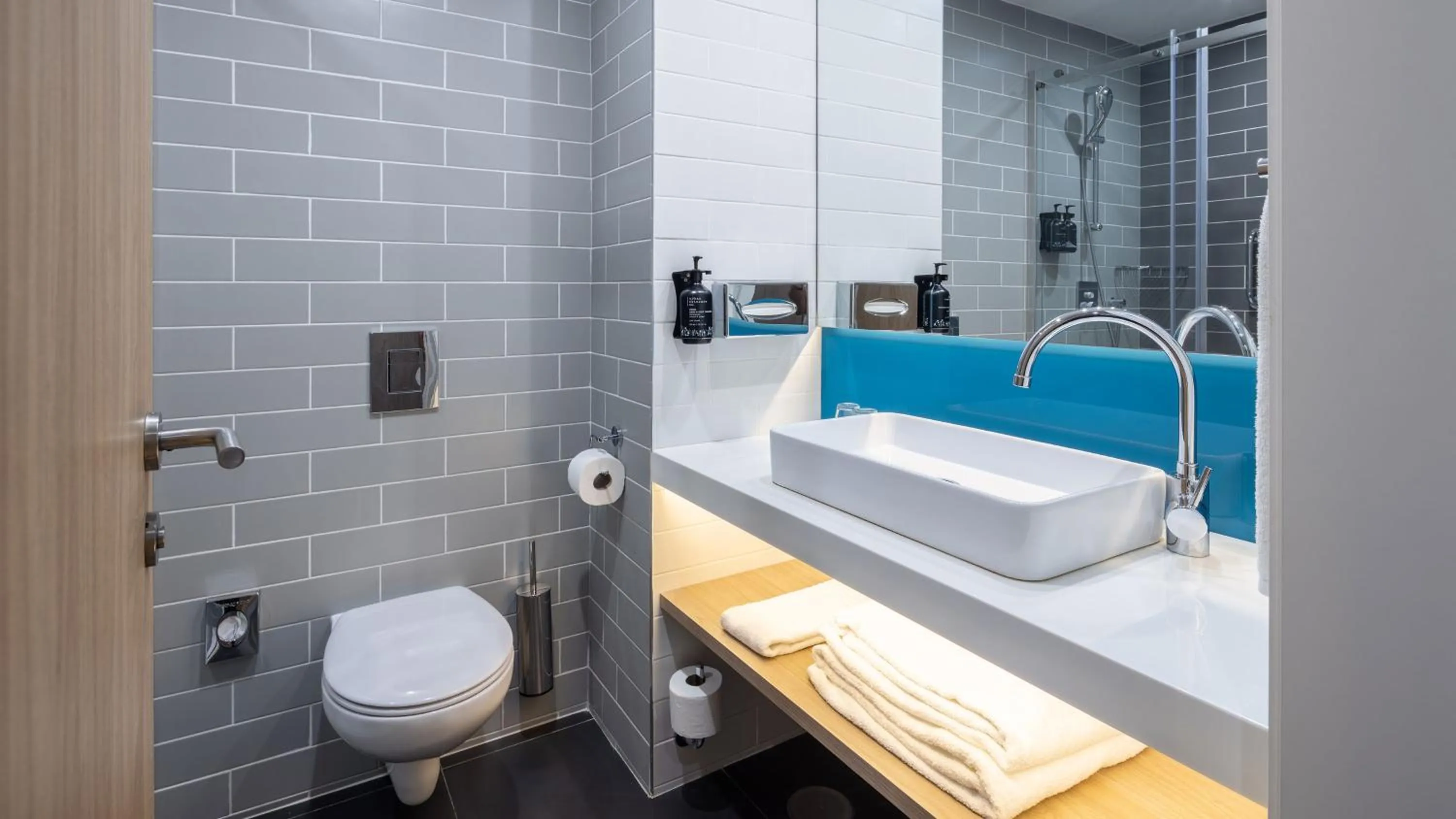 Bathroom in Holiday Inn Express Porto City Centre by IHG