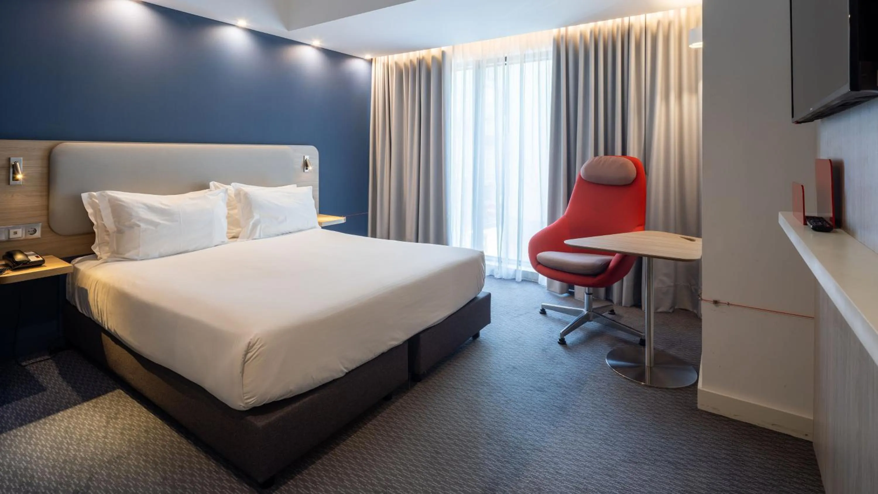 Photo of the whole room, Bed in Holiday Inn Express Porto City Centre by IHG