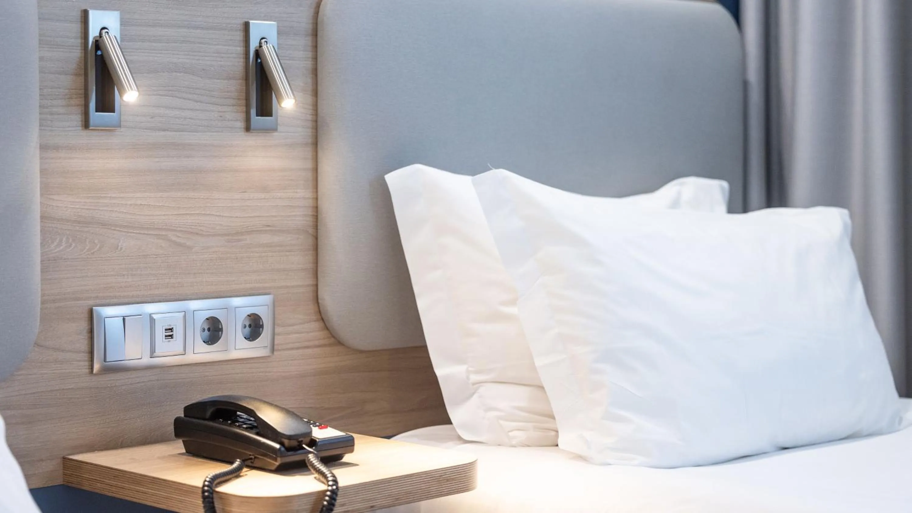 Photo of the whole room, Bed in Holiday Inn Express Porto City Centre by IHG