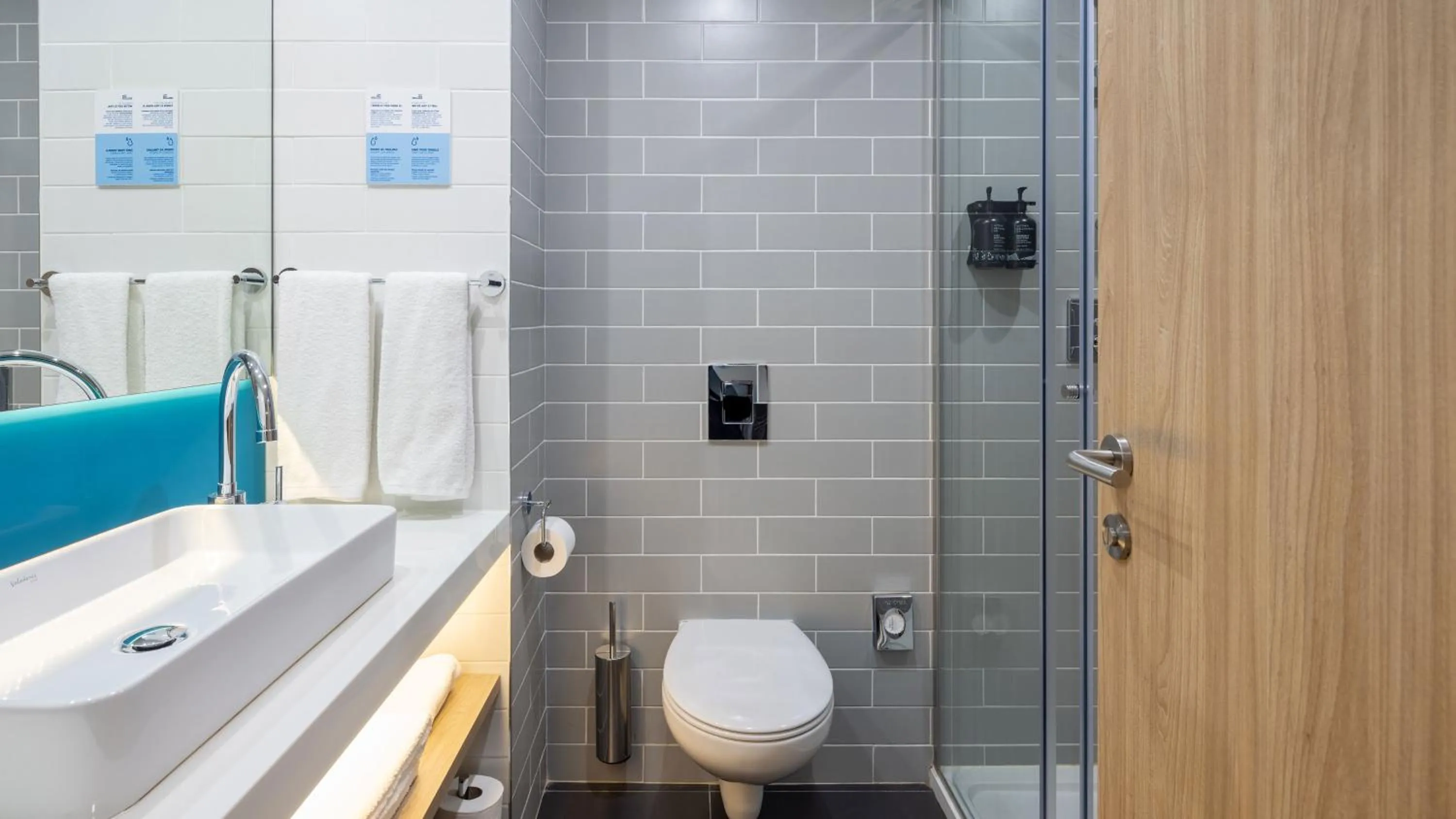 Photo of the whole room in Holiday Inn Express Porto City Centre by IHG