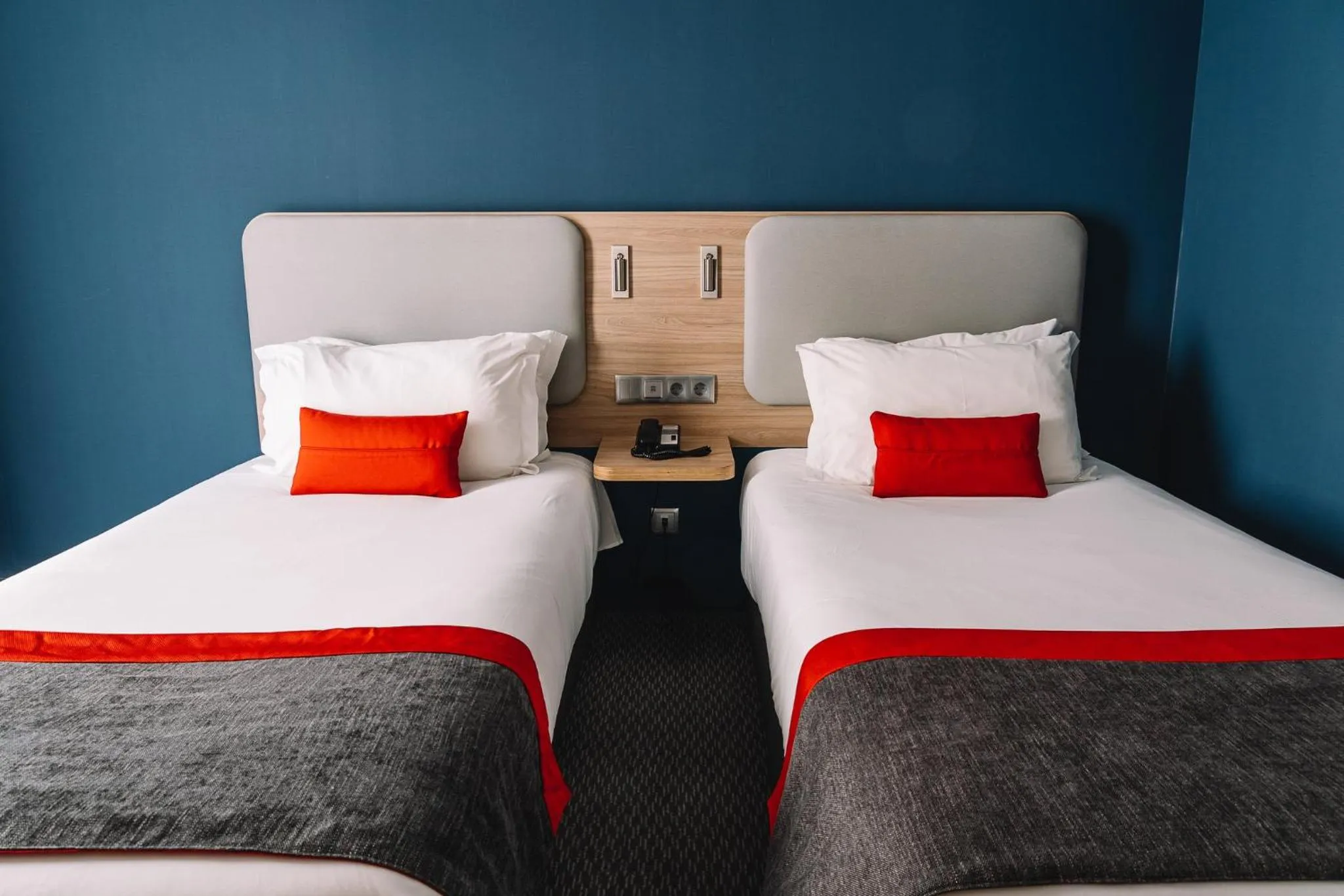 Photo of the whole room, Bed in Holiday Inn Express Porto City Centre by IHG