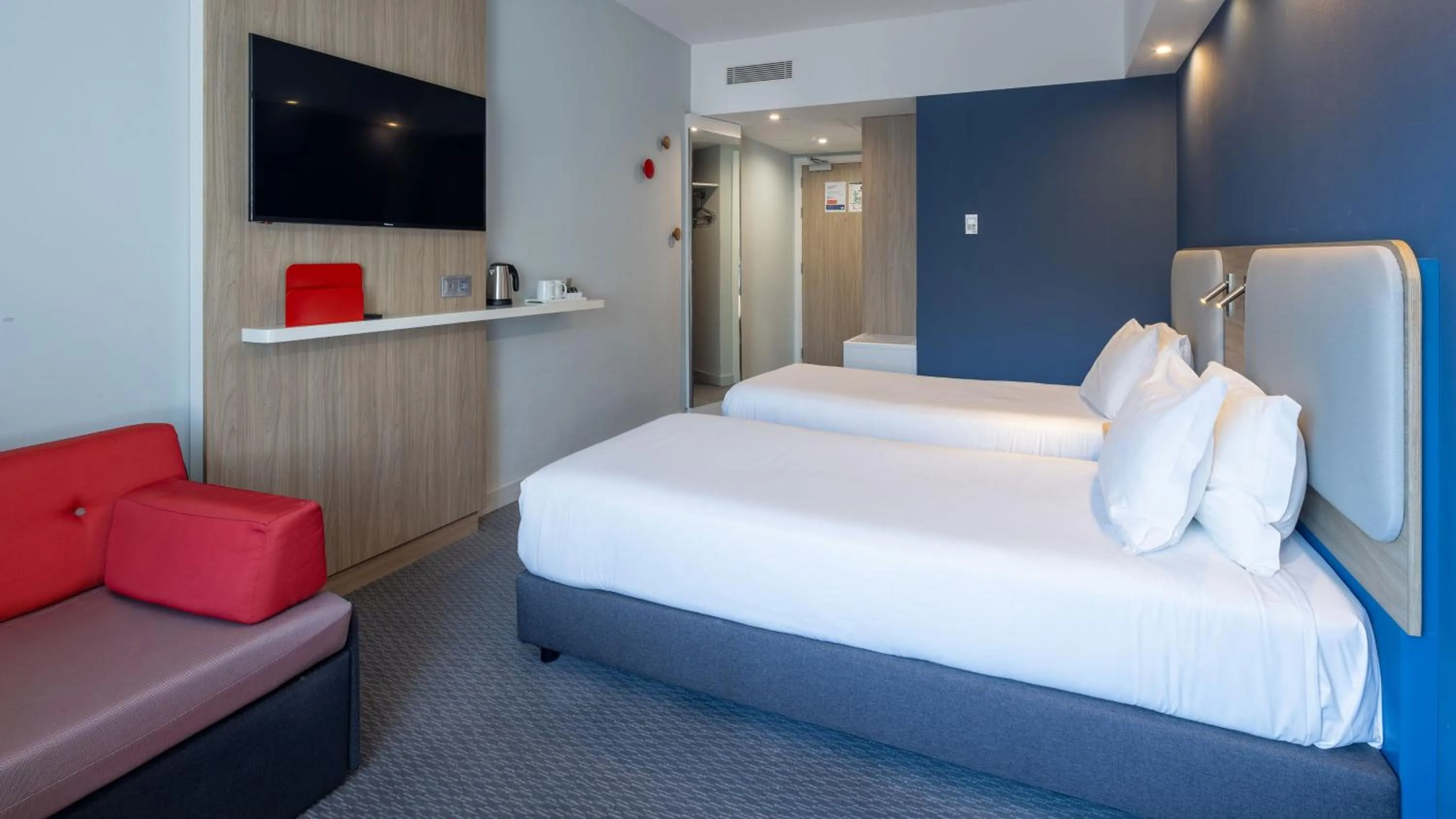 Photo of the whole room, Bed in Holiday Inn Express Porto City Centre by IHG