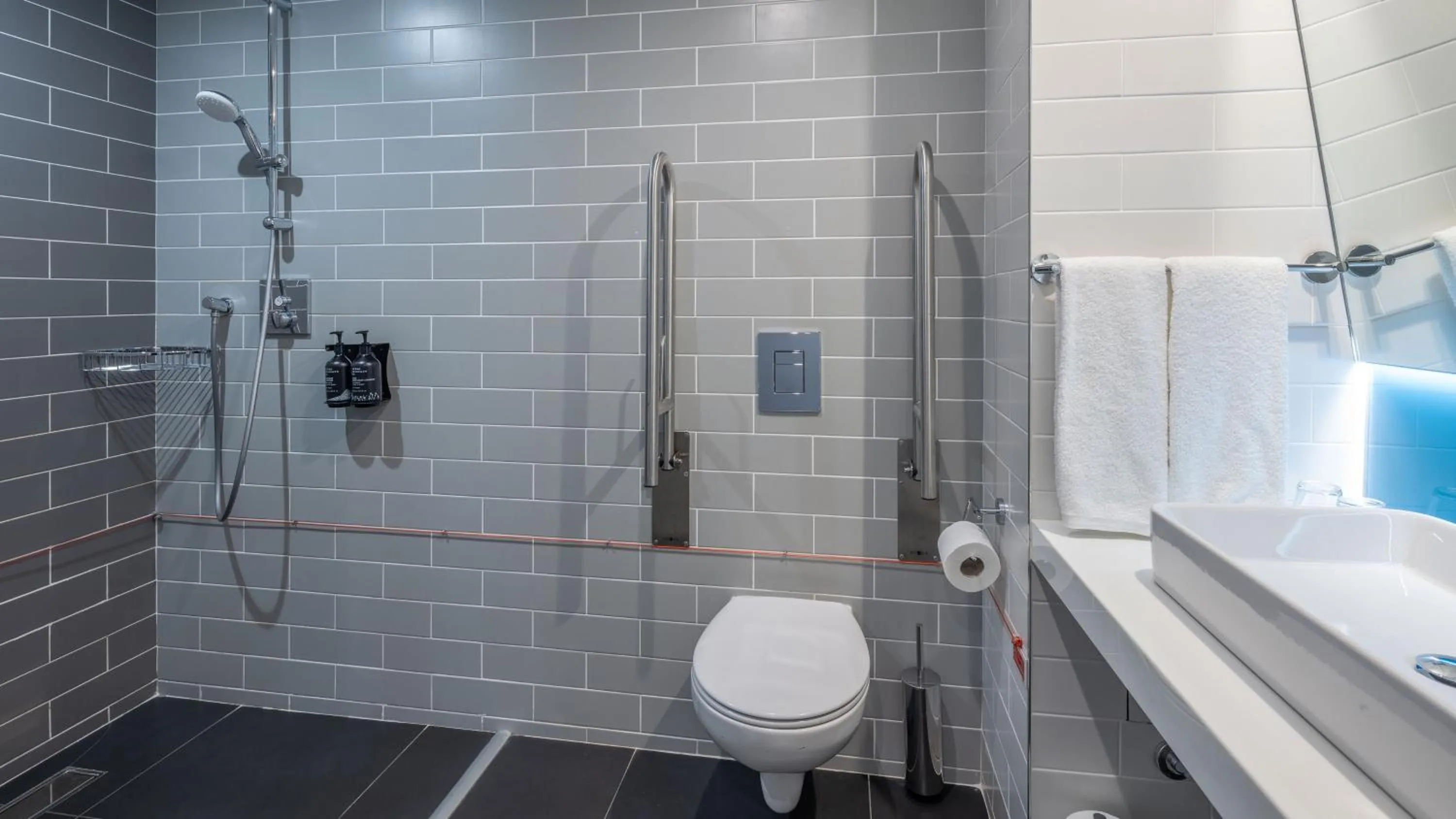 Photo of the whole room in Holiday Inn Express Porto City Centre by IHG