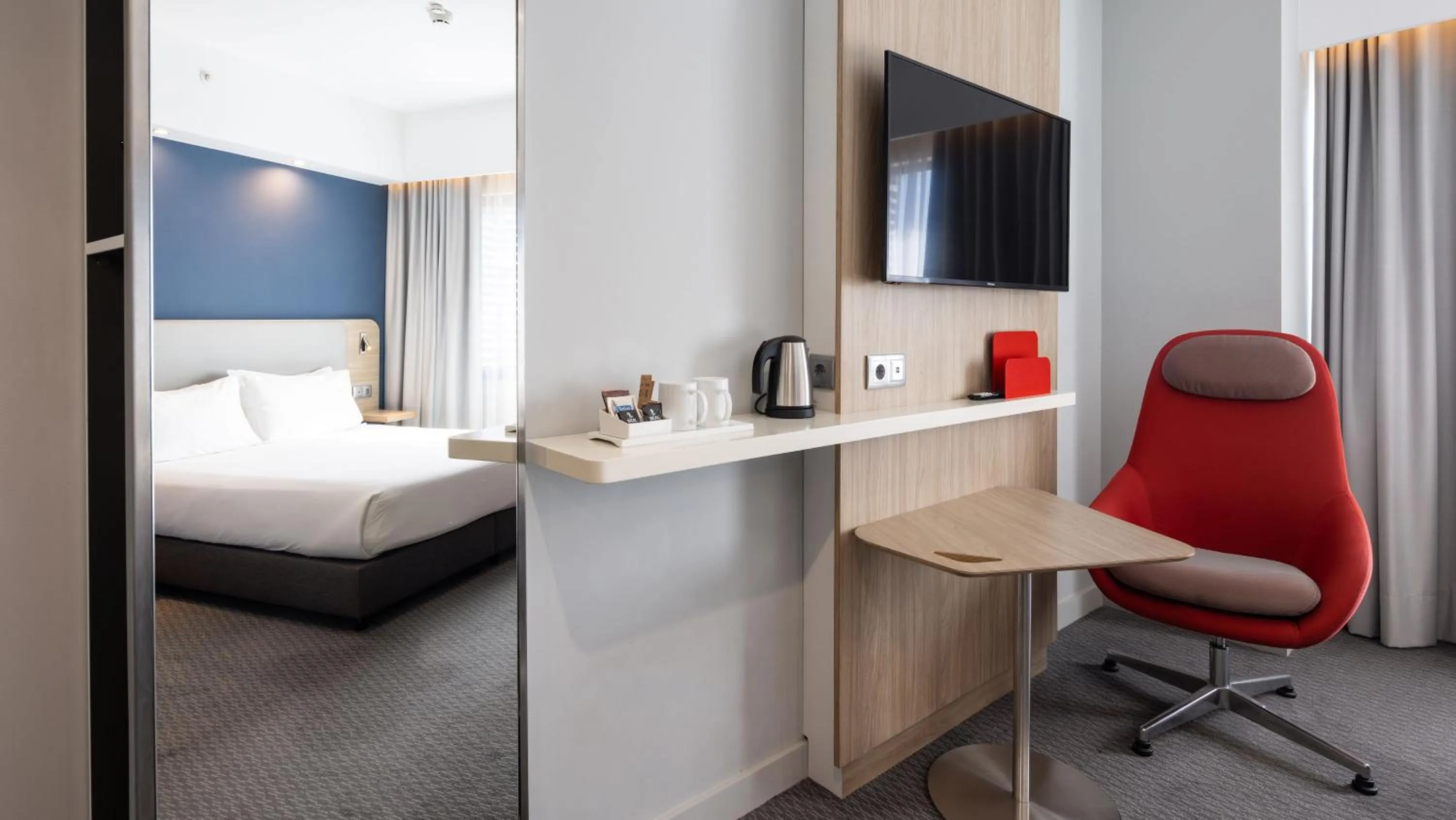 Photo of the whole room, Bed in Holiday Inn Express Porto City Centre by IHG