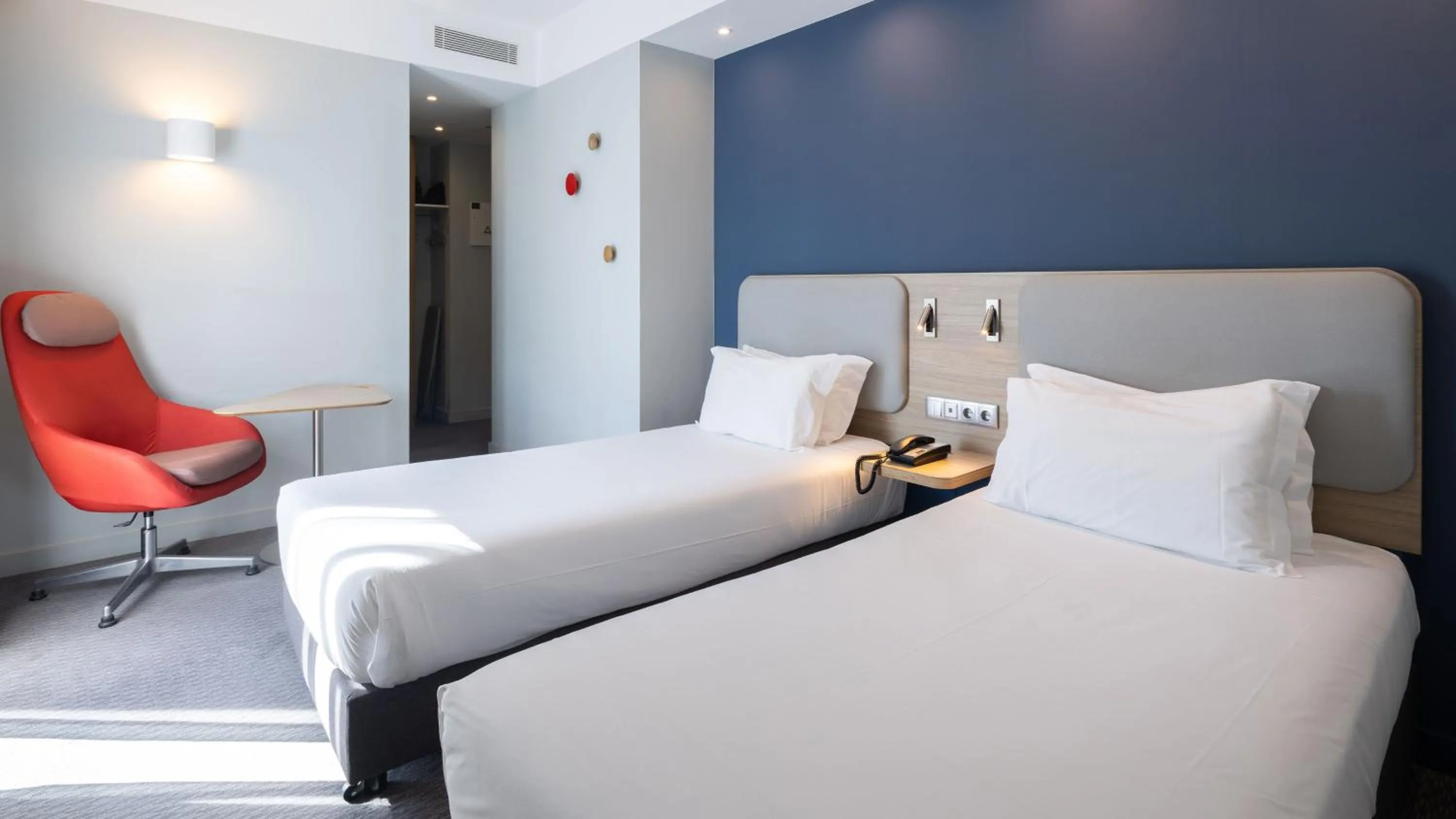 Photo of the whole room, Bed in Holiday Inn Express Porto City Centre by IHG