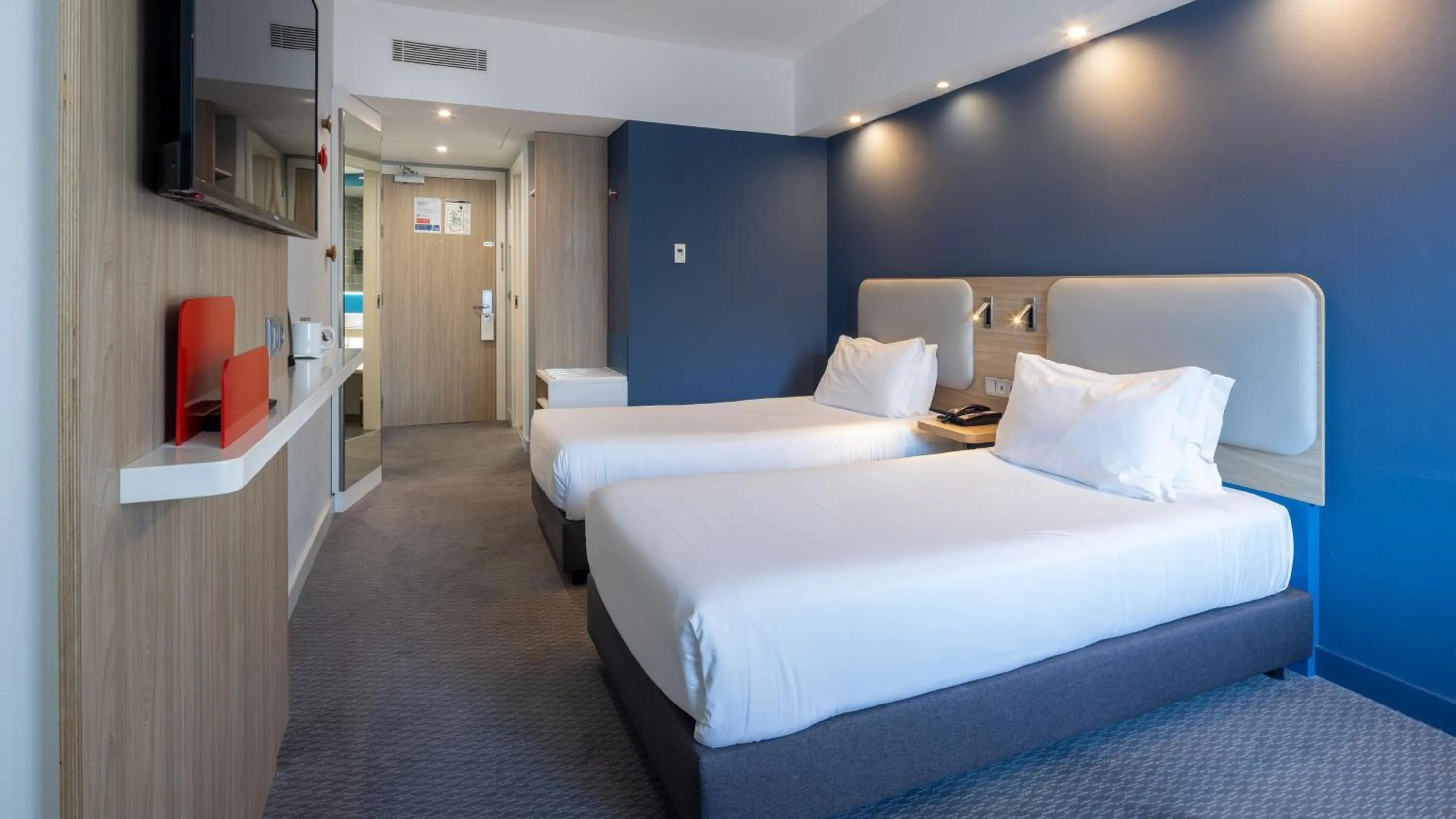 Photo of the whole room, Bed in Holiday Inn Express Porto City Centre by IHG