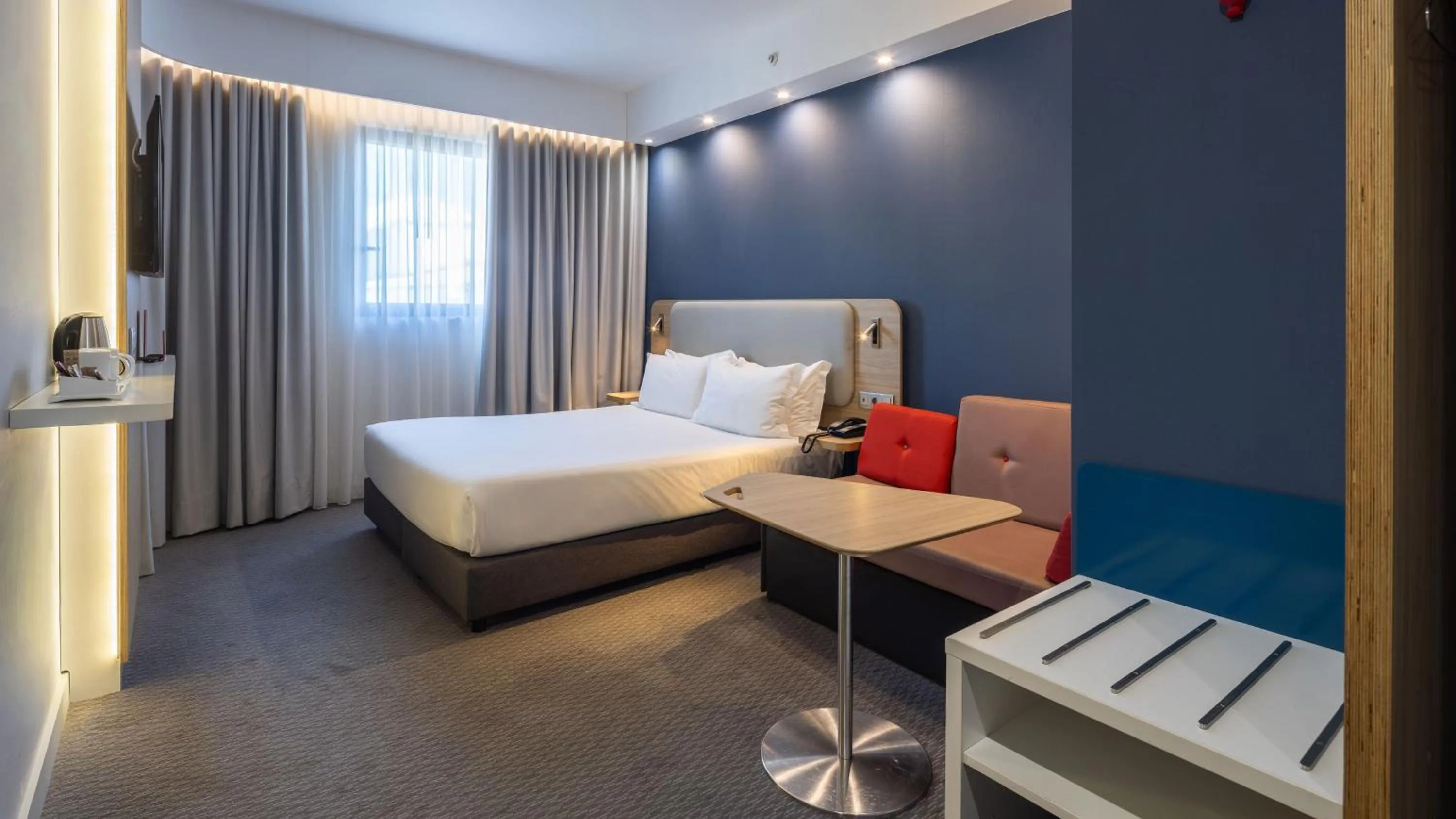 Photo of the whole room, Bed in Holiday Inn Express Porto City Centre by IHG