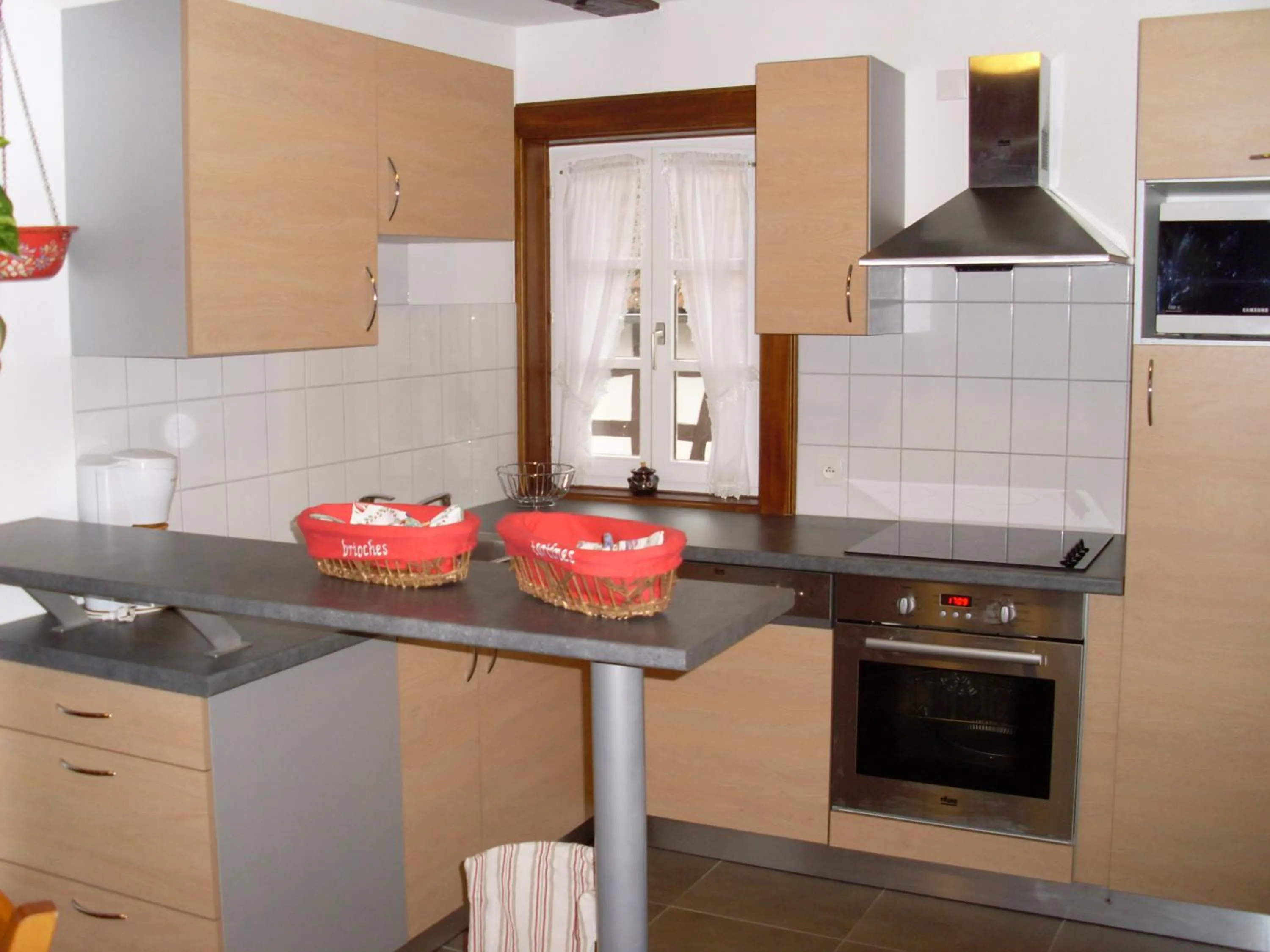 Kitchen or kitchenette in Gîtes et chambres d'hôtes Maison Ungerer